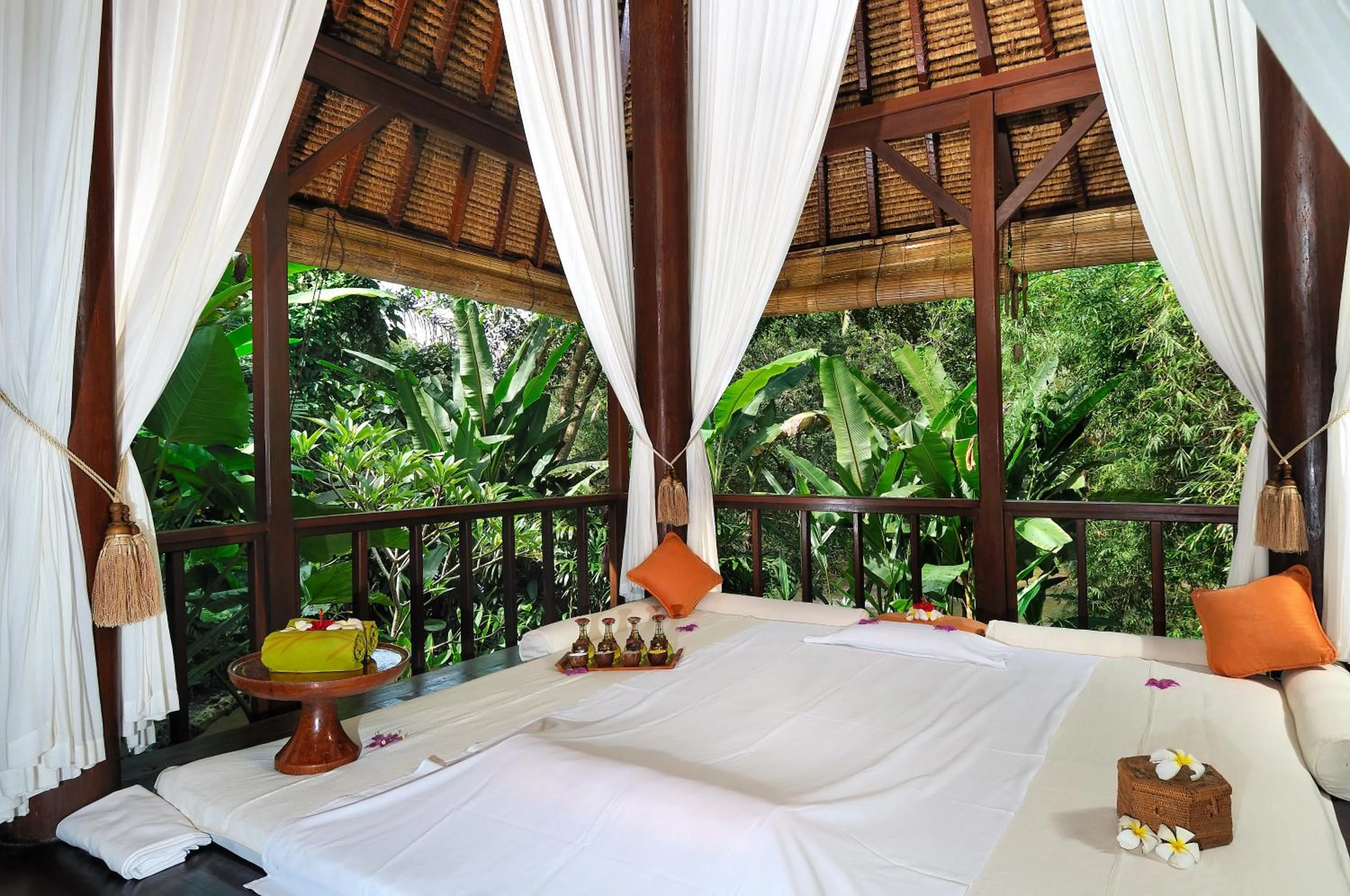 Bed in Villa Semana Resort Ubud