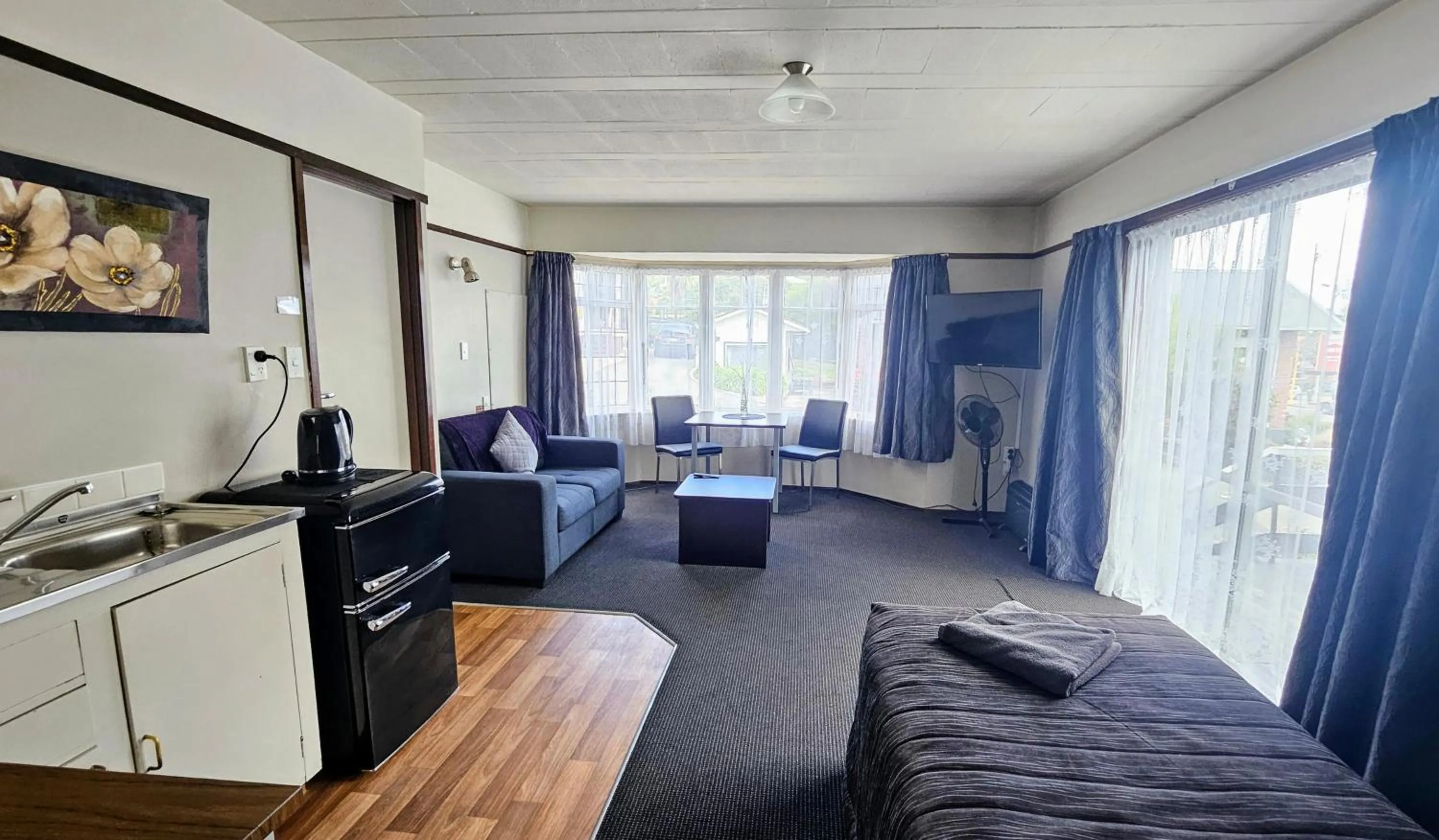 Living room in Anchor Motel