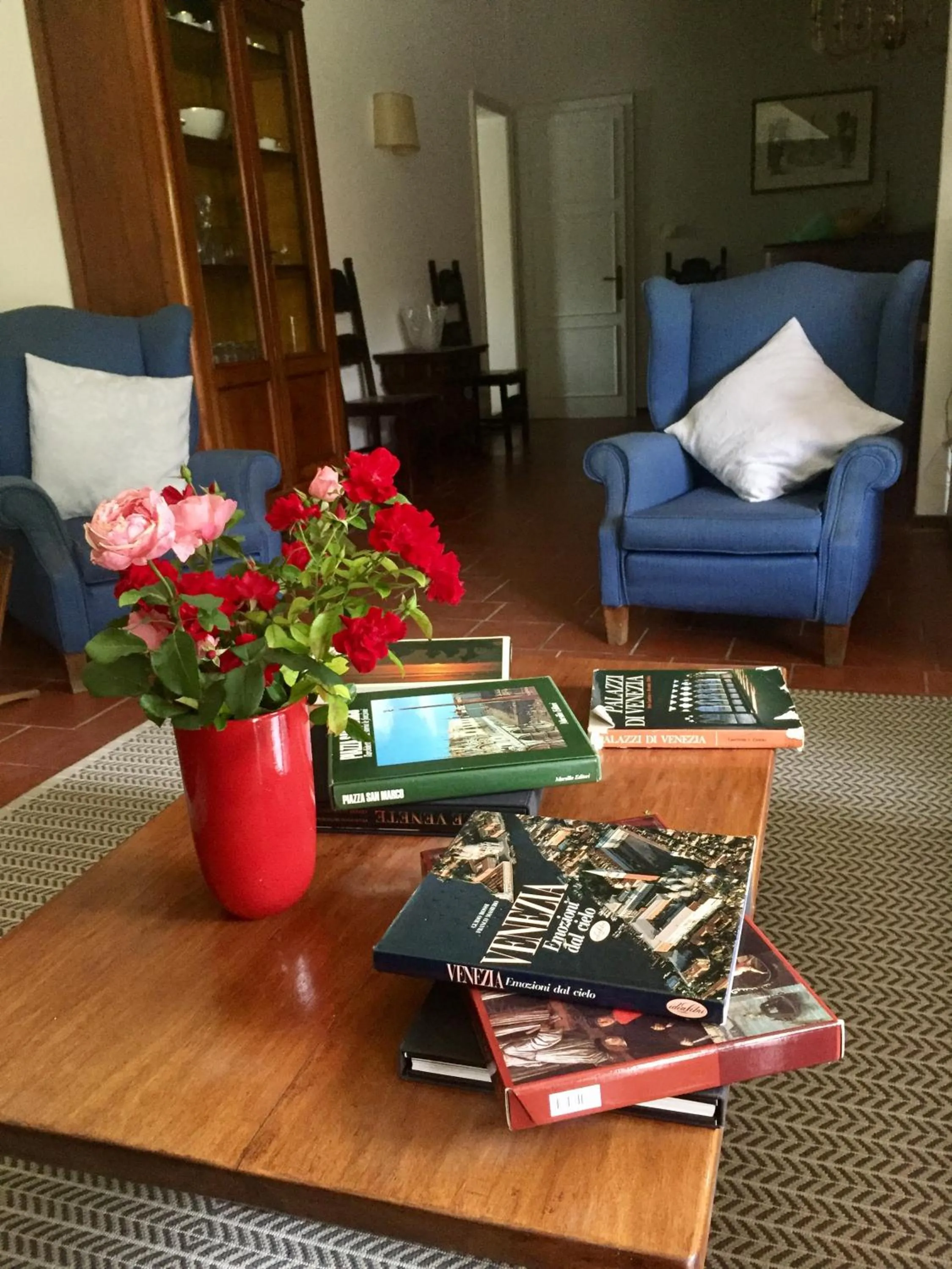 Library in Casa Lunia Guesthouse