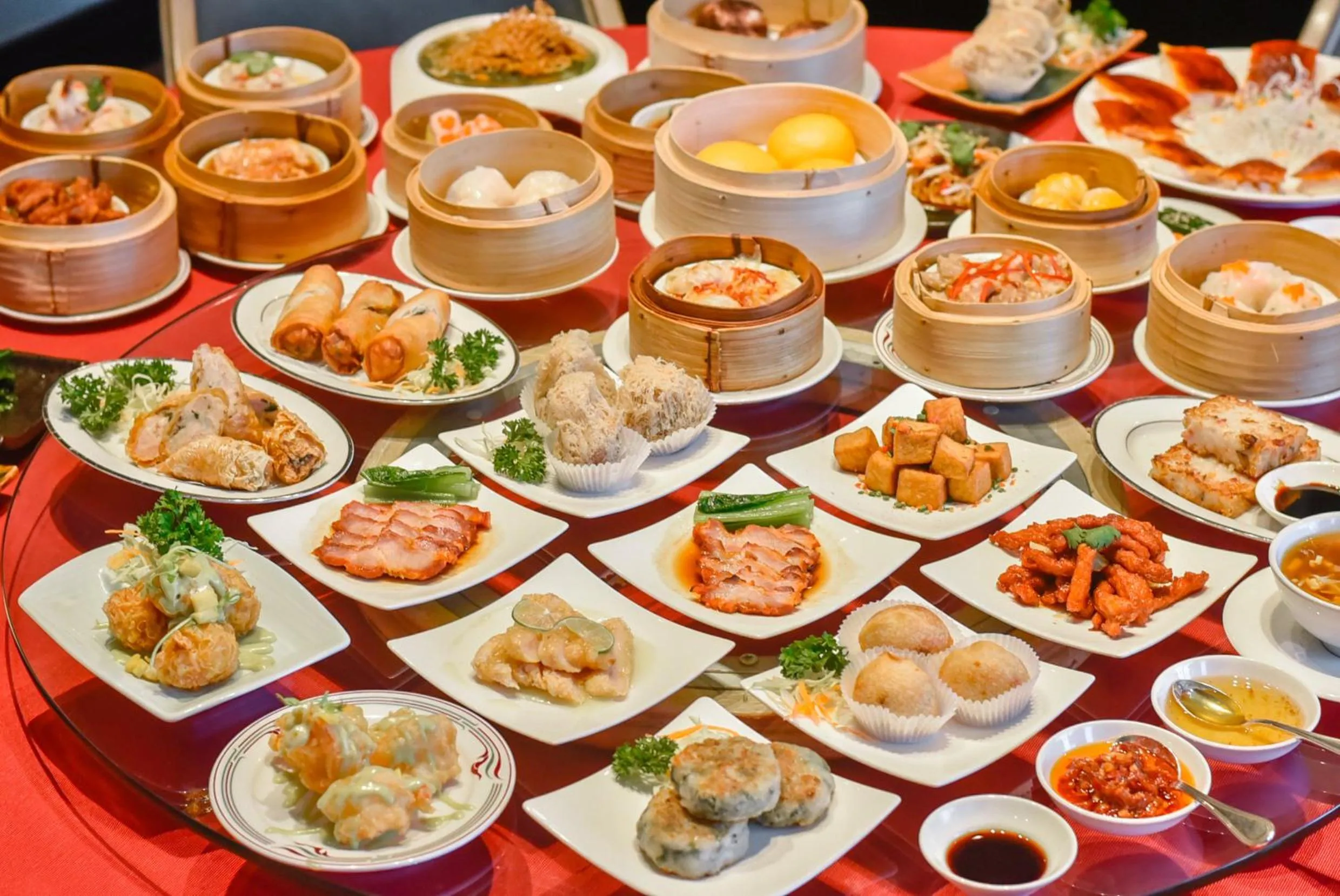 Restaurant/places to eat in Crowne Plaza Bangkok Lumpini Park by IHG