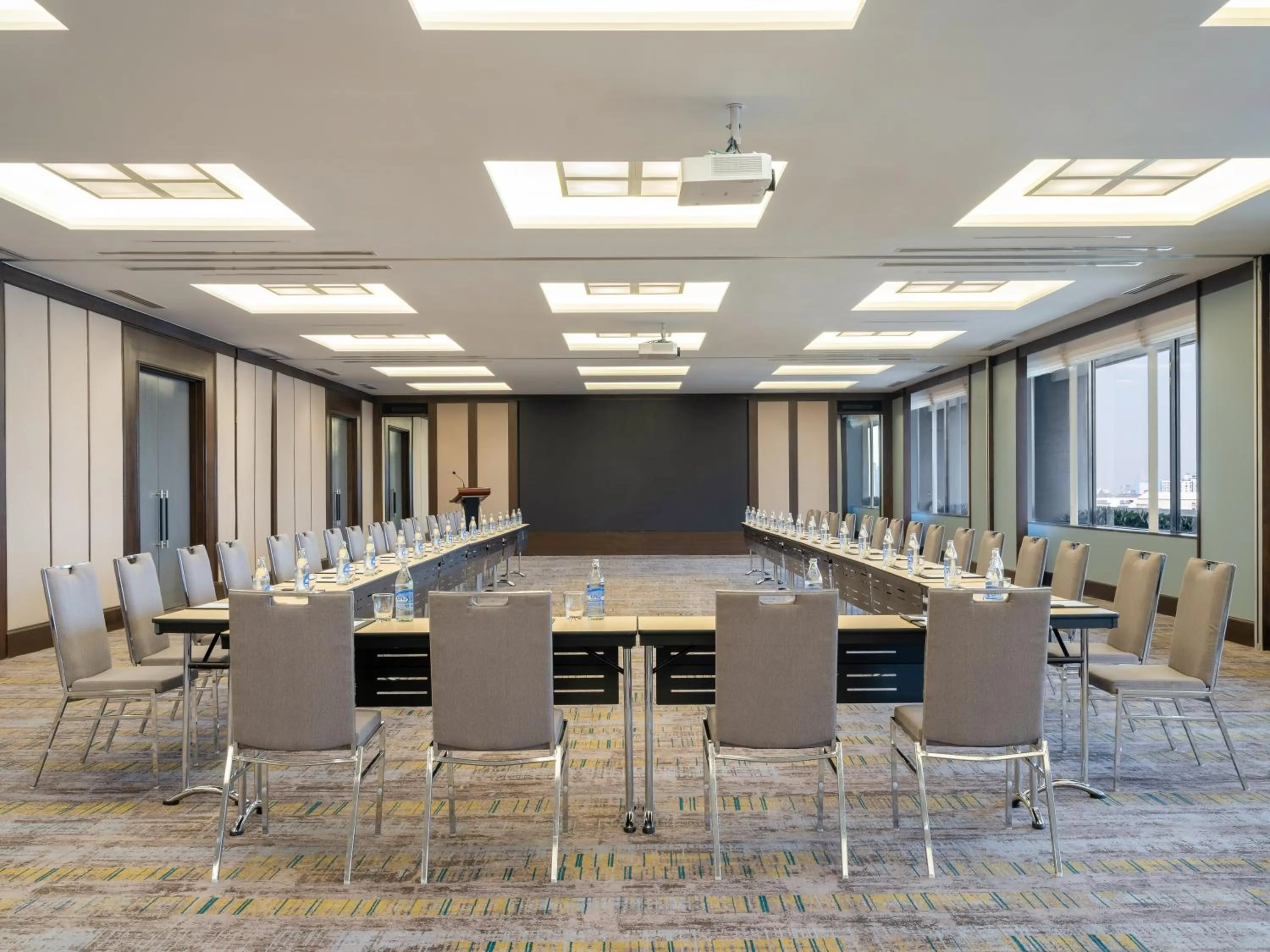 Meeting/conference room in Crowne Plaza Bangkok Lumpini Park by IHG