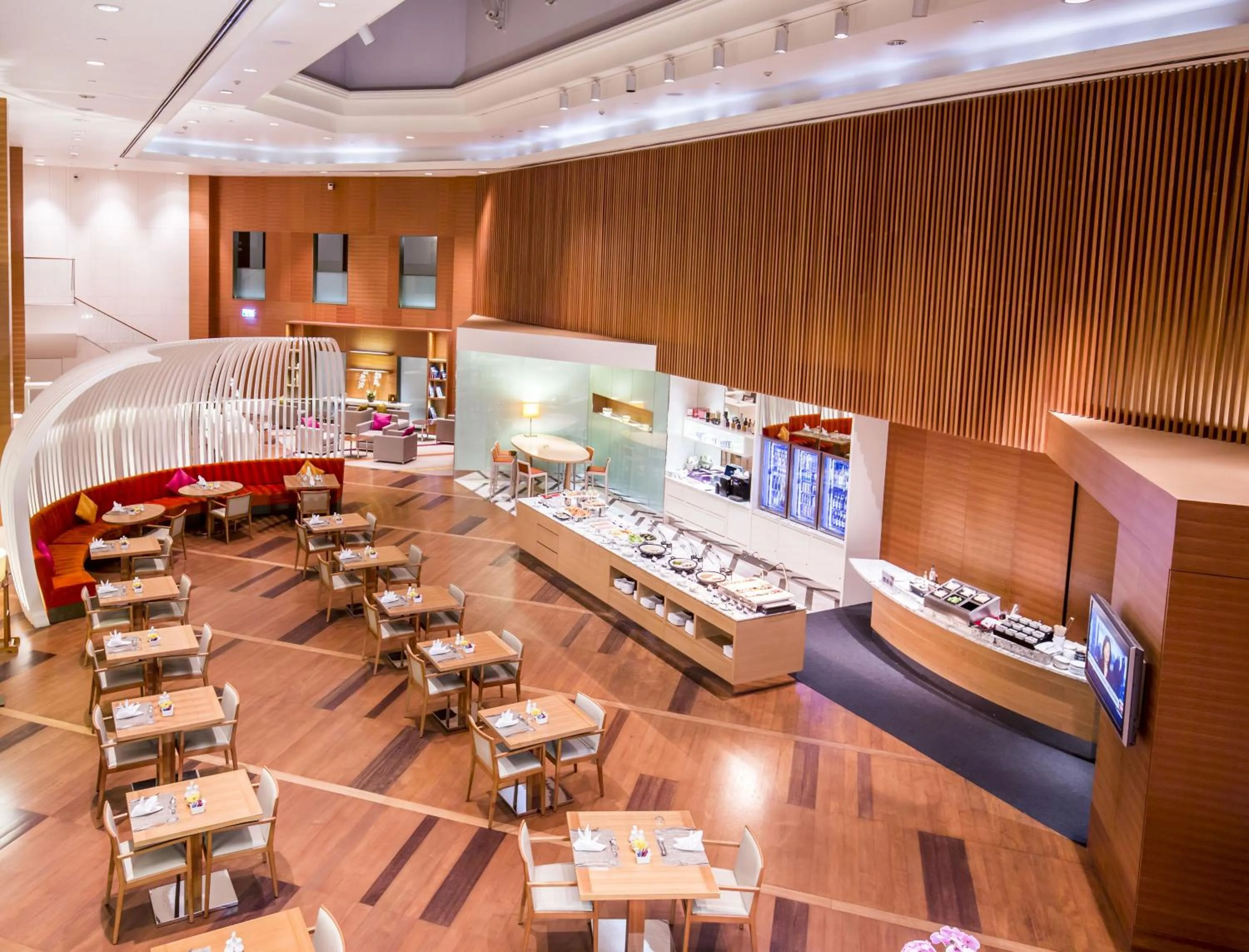 Lounge or bar in Crowne Plaza Bangkok Lumpini Park by IHG