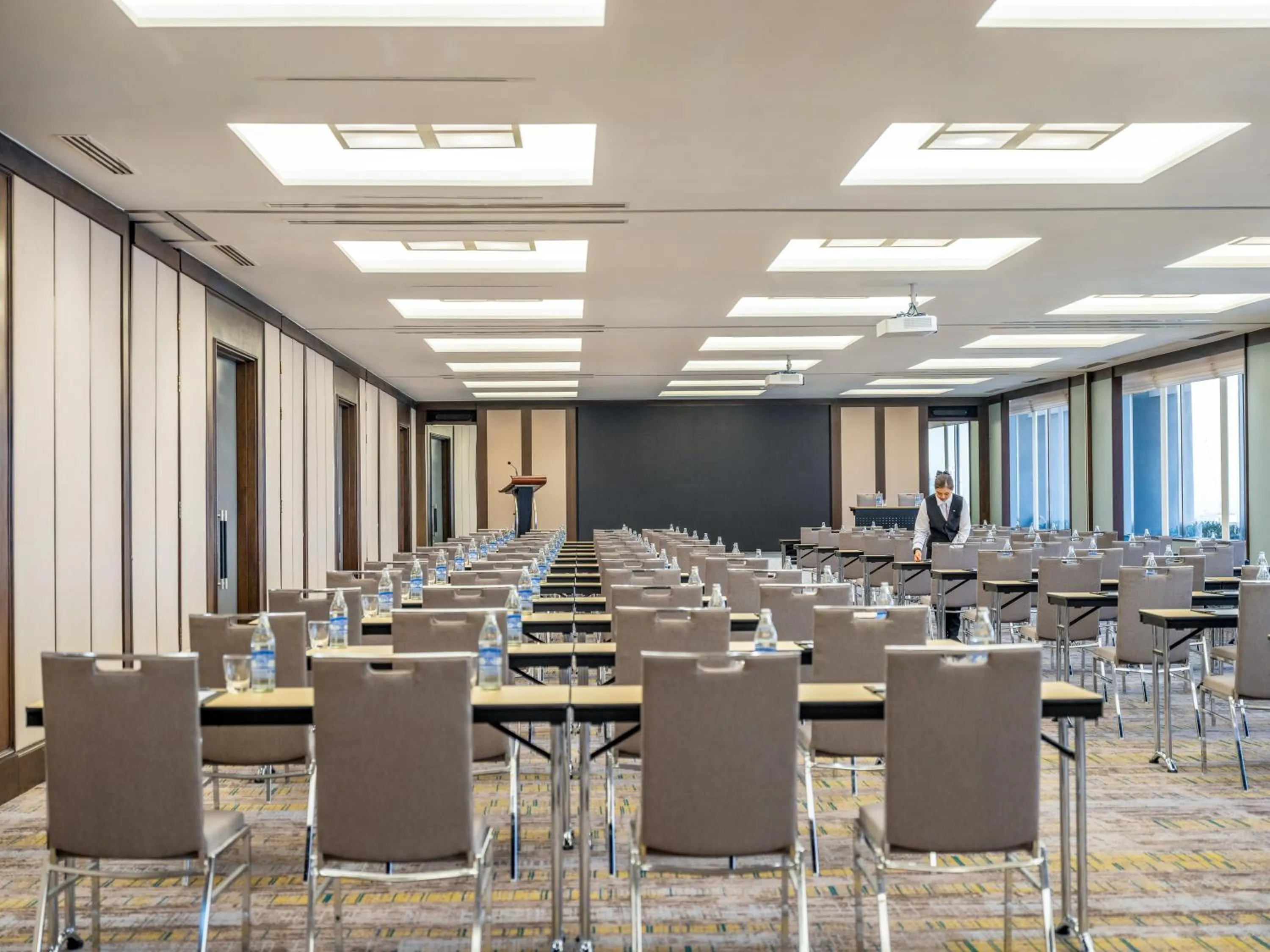 Meeting/conference room in Crowne Plaza Bangkok Lumpini Park by IHG