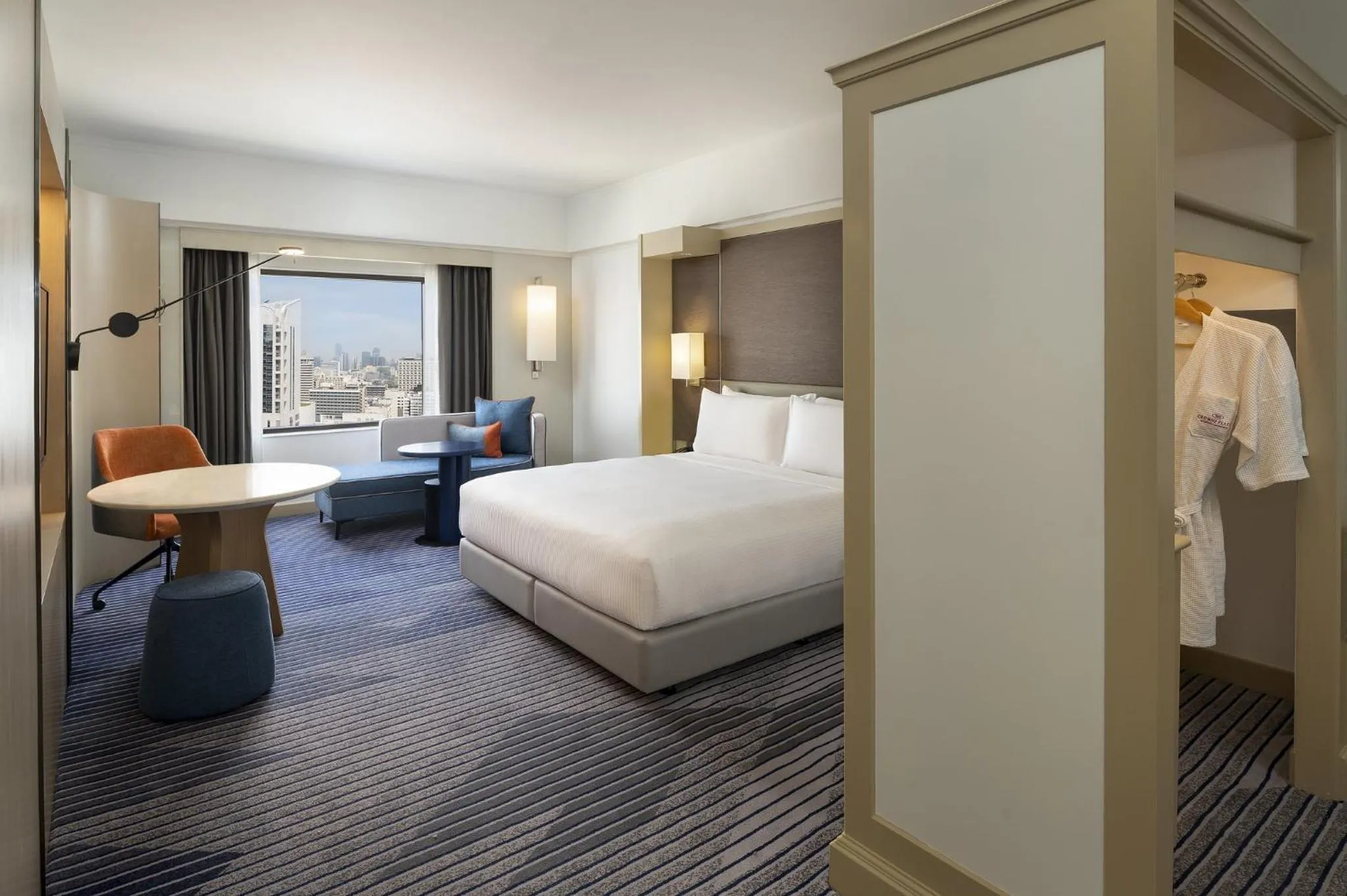 Photo of the whole room, Bed in Crowne Plaza Bangkok Lumpini Park by IHG