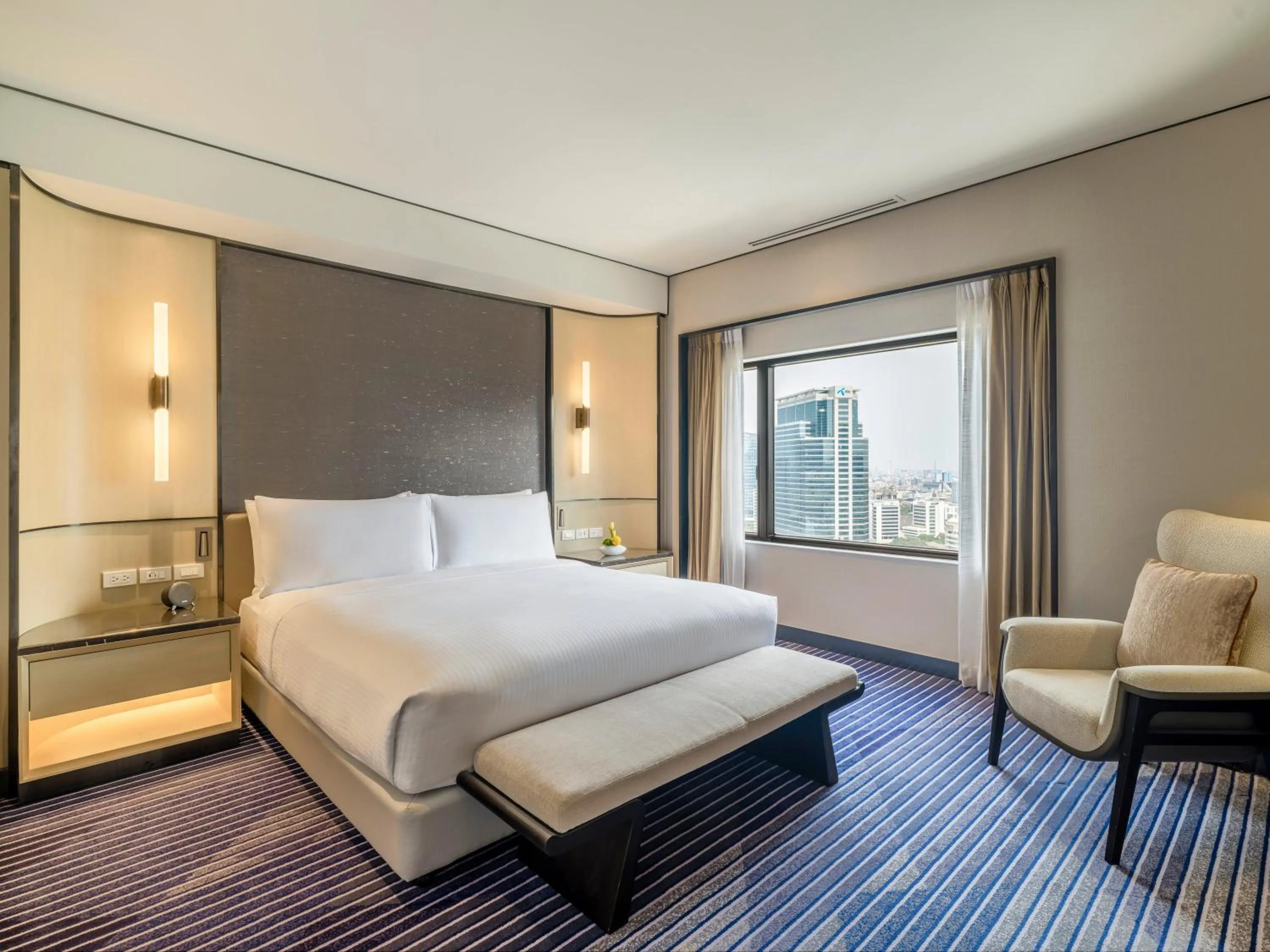 Photo of the whole room, Bed in Crowne Plaza Bangkok Lumpini Park by IHG