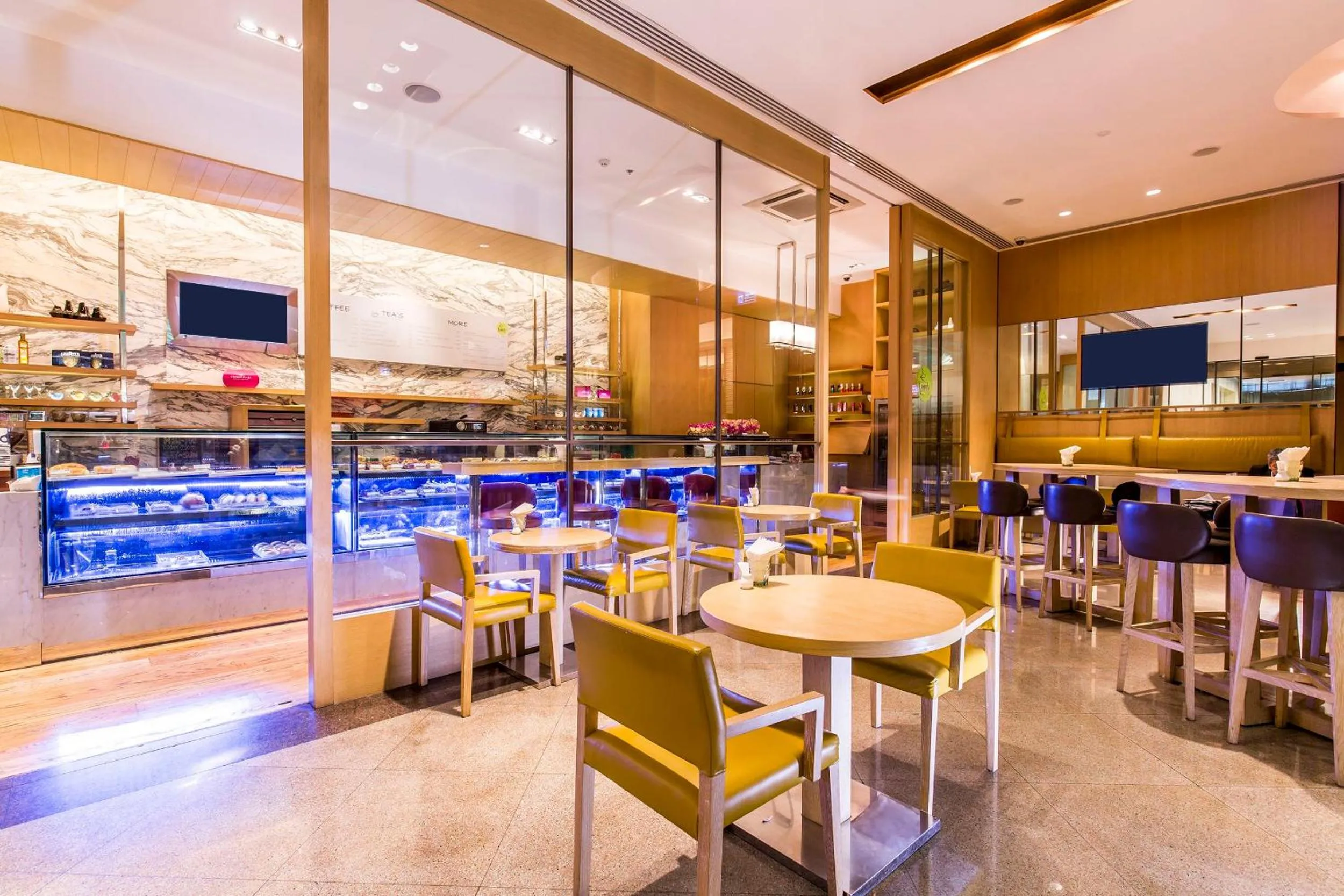 Restaurant/places to eat in Crowne Plaza Bangkok Lumpini Park by IHG