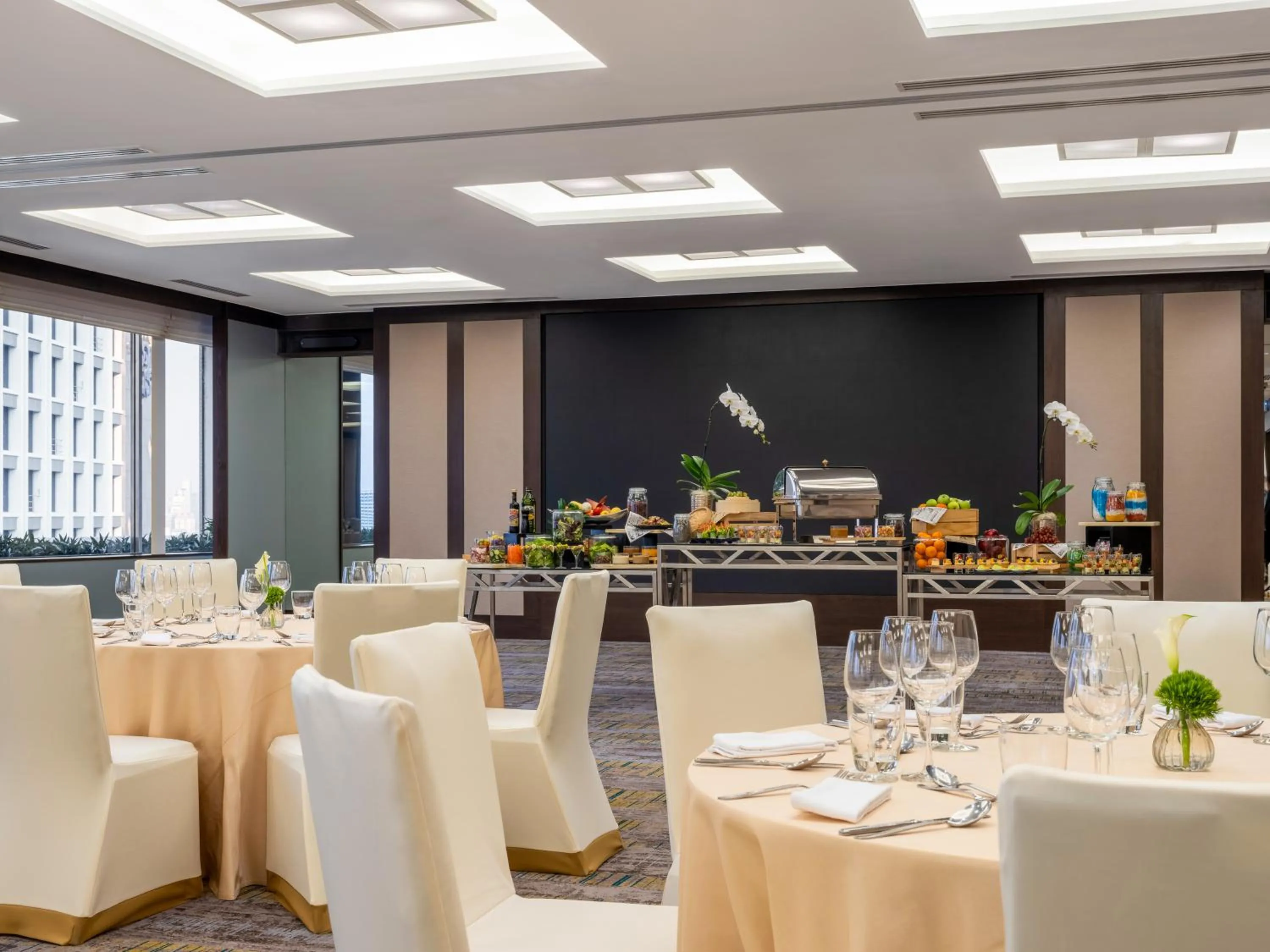 Meeting/conference room in Crowne Plaza Bangkok Lumpini Park by IHG