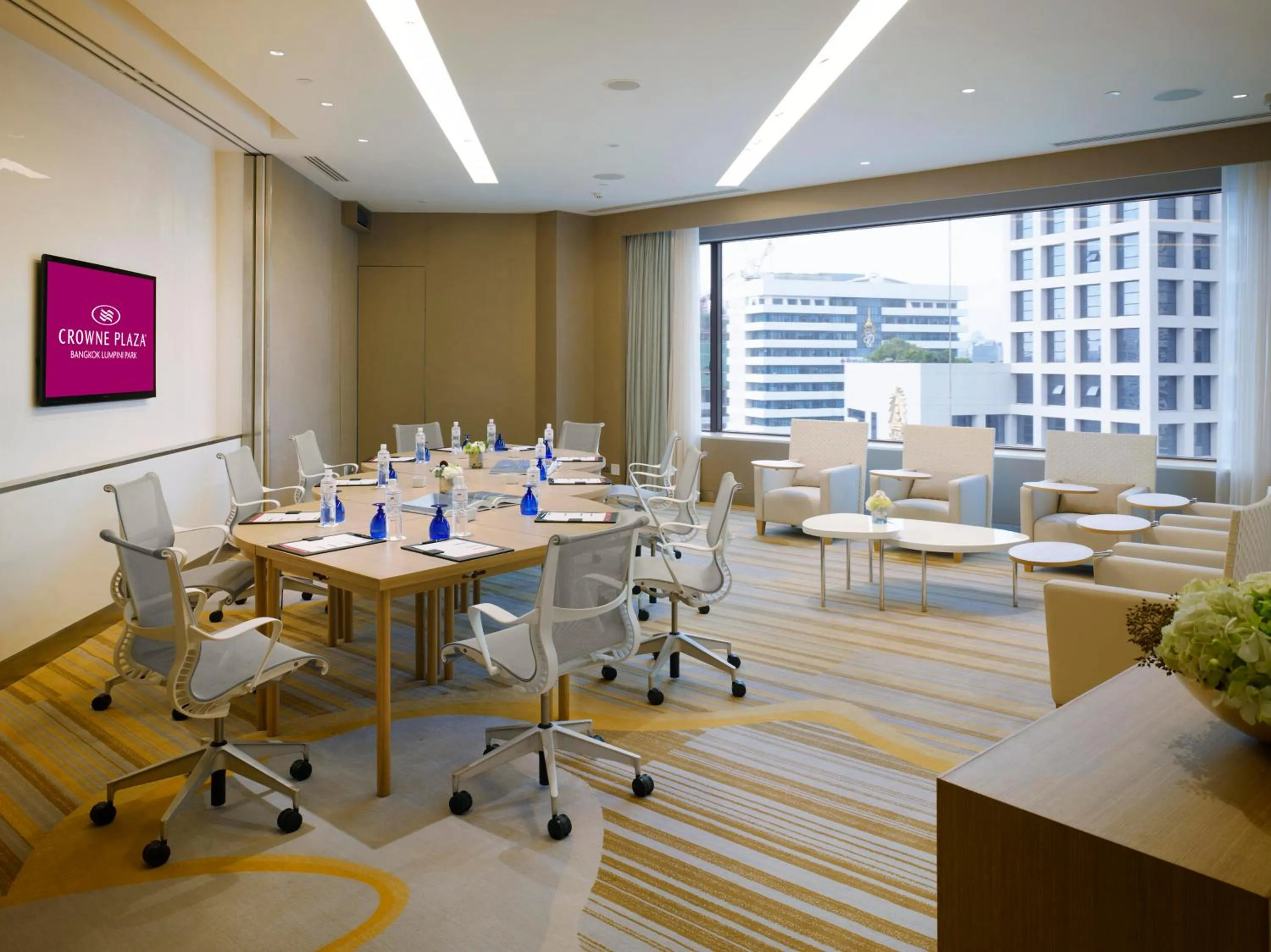 Meeting/conference room in Crowne Plaza Bangkok Lumpini Park by IHG