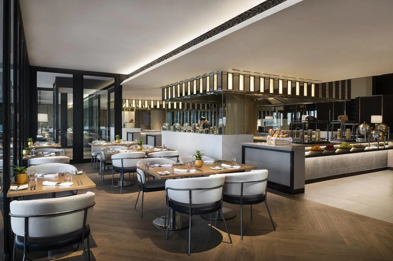 Restaurant/places to eat in Crowne Plaza Bangkok Lumpini Park by IHG