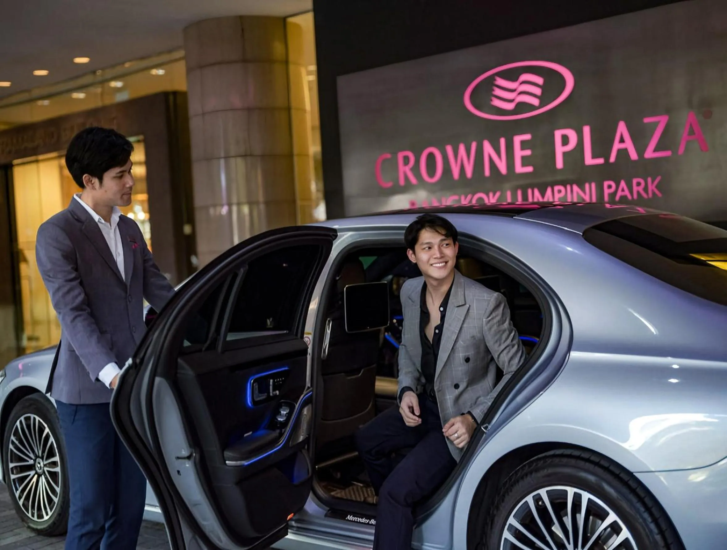 concierge in Crowne Plaza Bangkok Lumpini Park by IHG