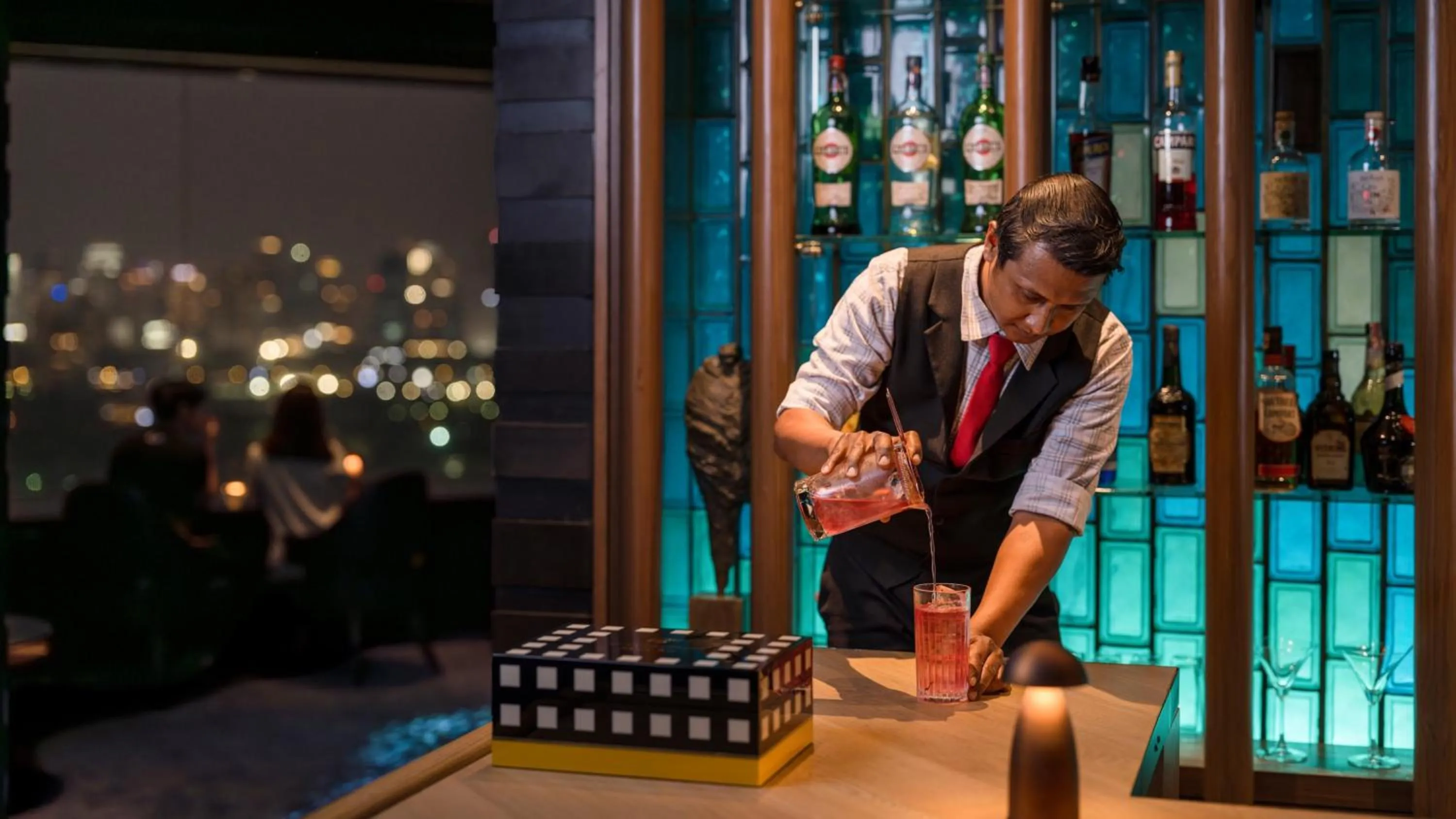 Lounge or bar in Crowne Plaza Bangkok Lumpini Park by IHG