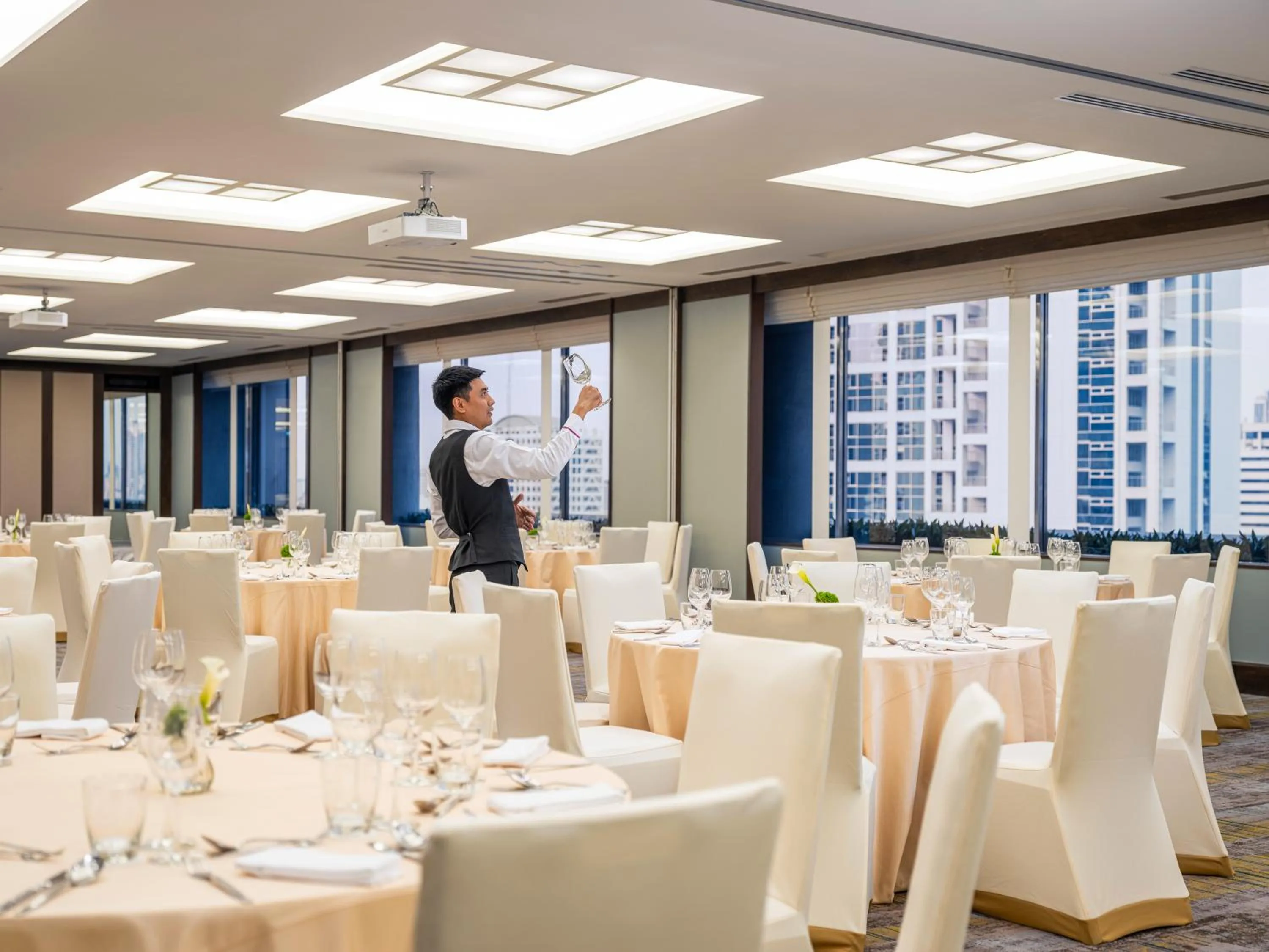 Meeting/conference room in Crowne Plaza Bangkok Lumpini Park by IHG