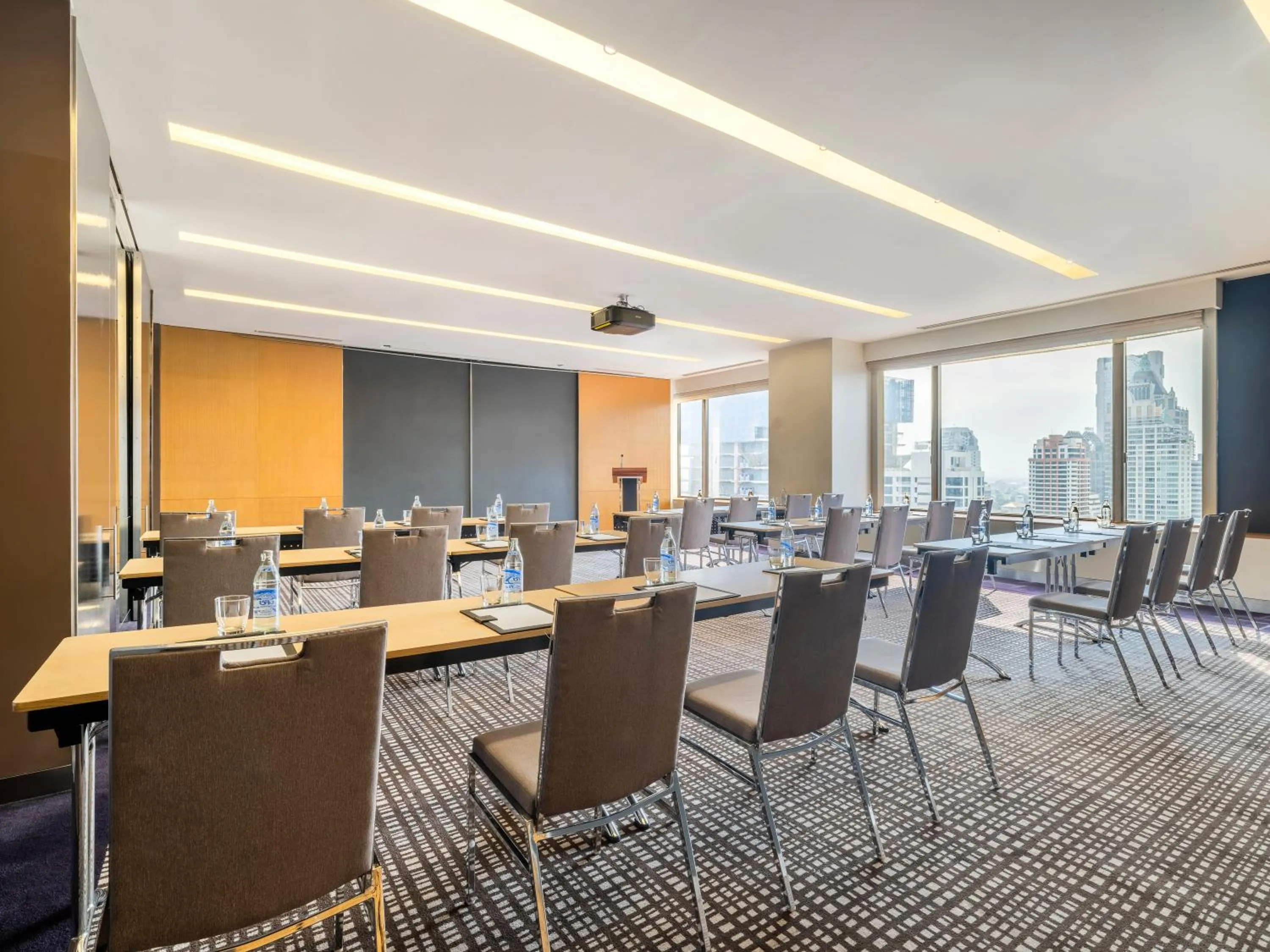 Meeting/conference room in Crowne Plaza Bangkok Lumpini Park by IHG
