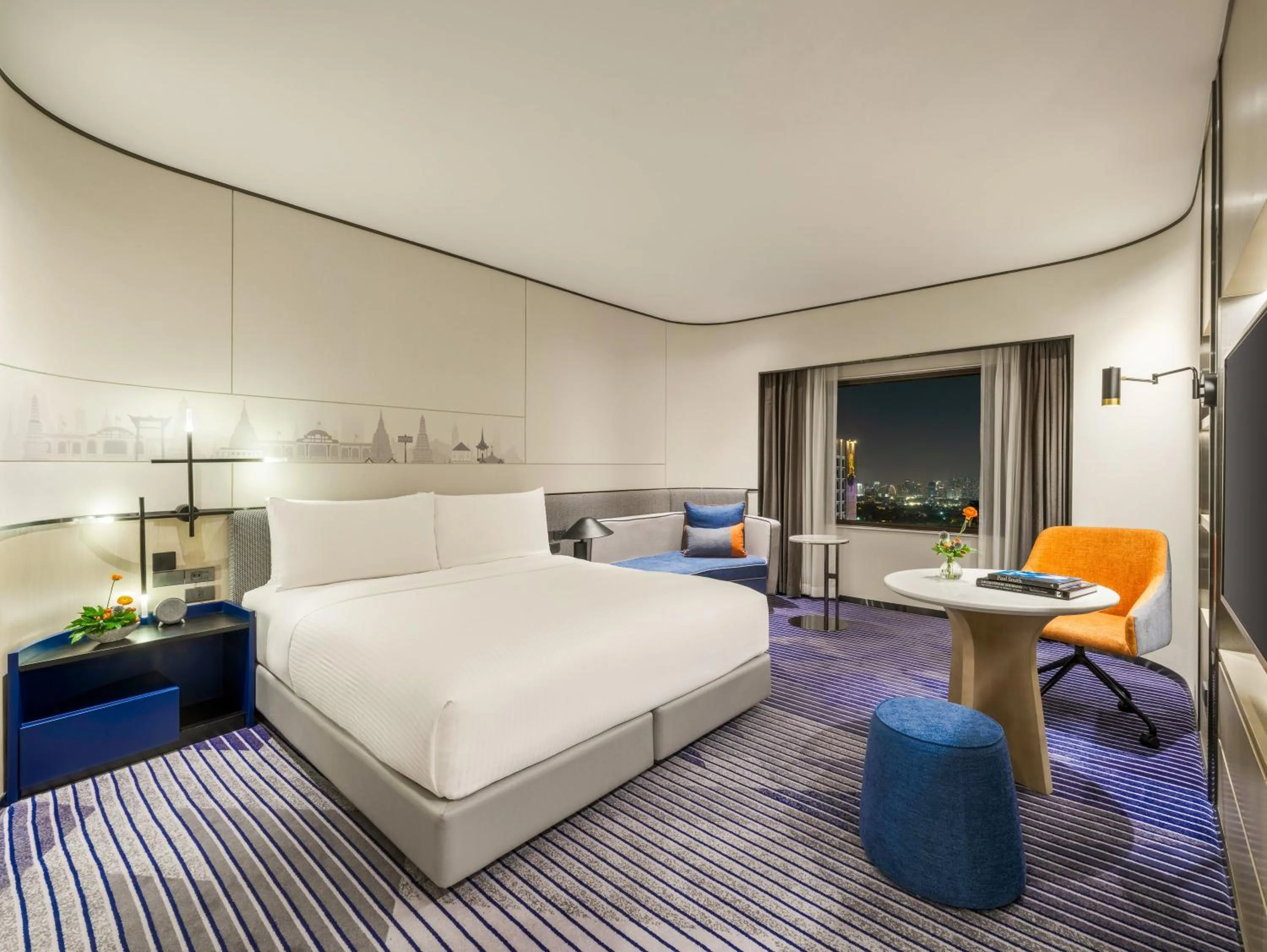 Photo of the whole room, Bed in Crowne Plaza Bangkok Lumpini Park by IHG