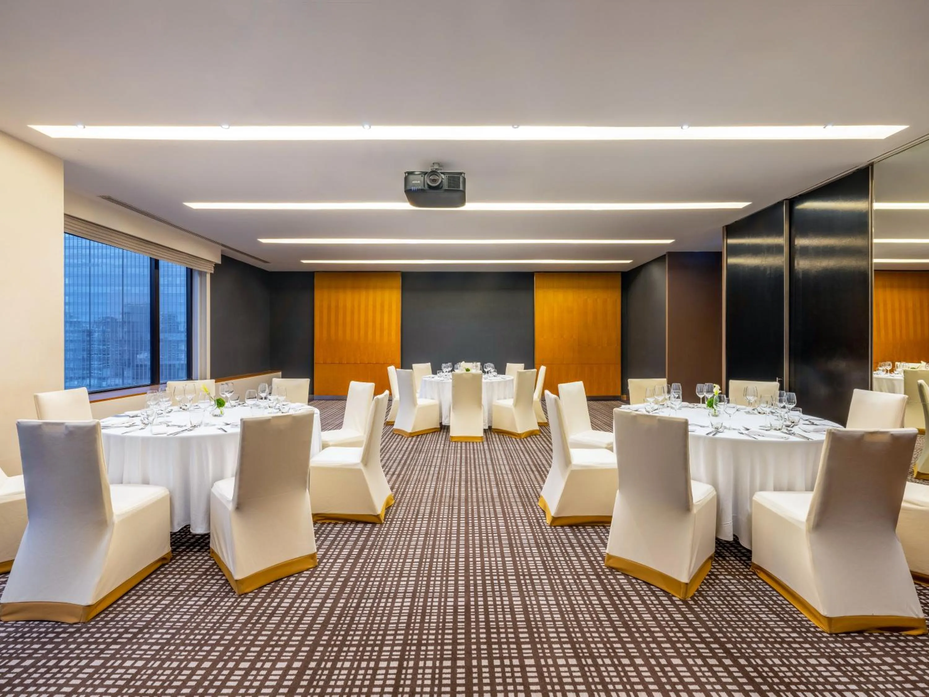 Meeting/conference room in Crowne Plaza Bangkok Lumpini Park by IHG