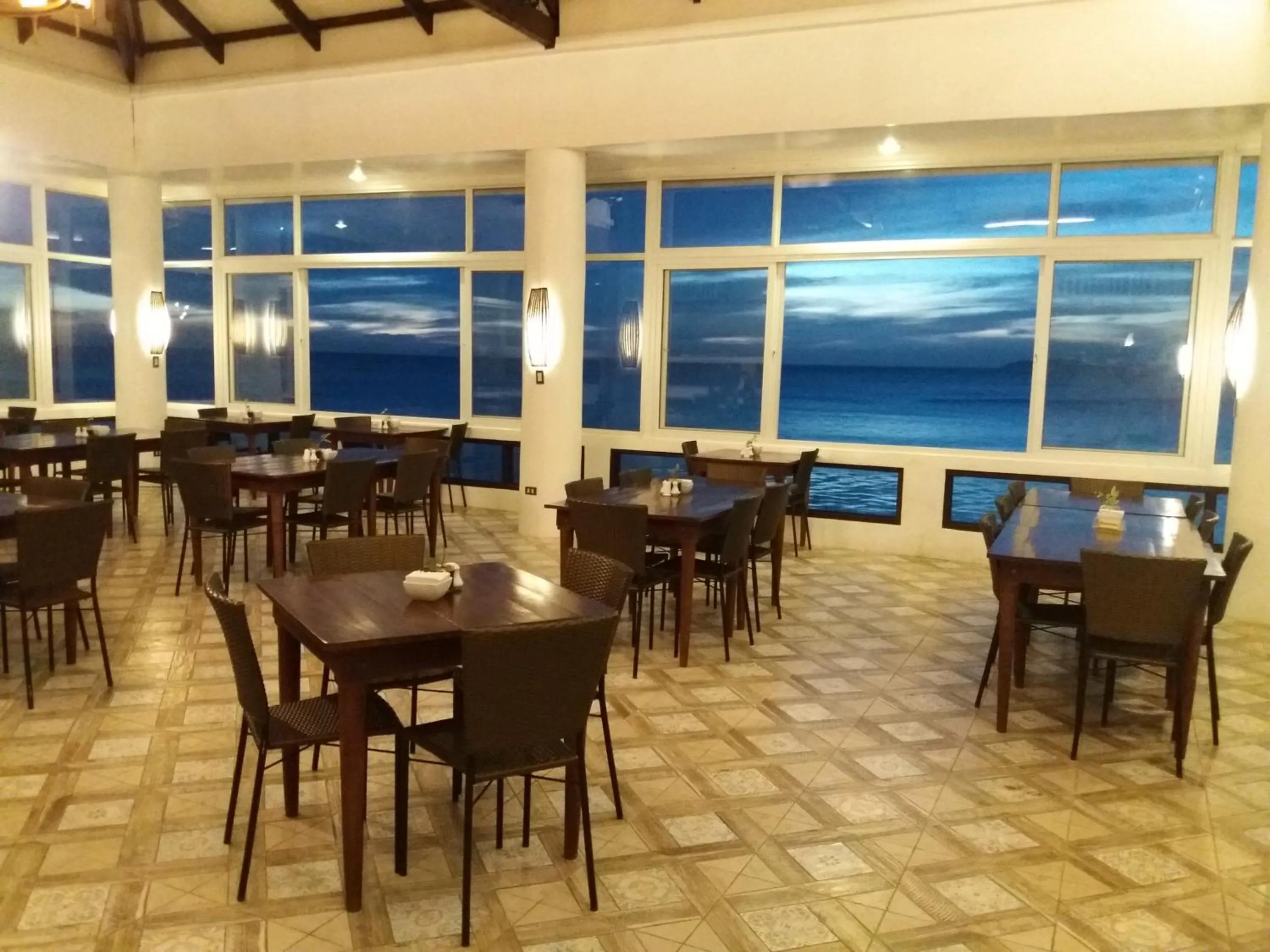 Restaurant/places to eat in Eagle Point Beach and Dive Resort