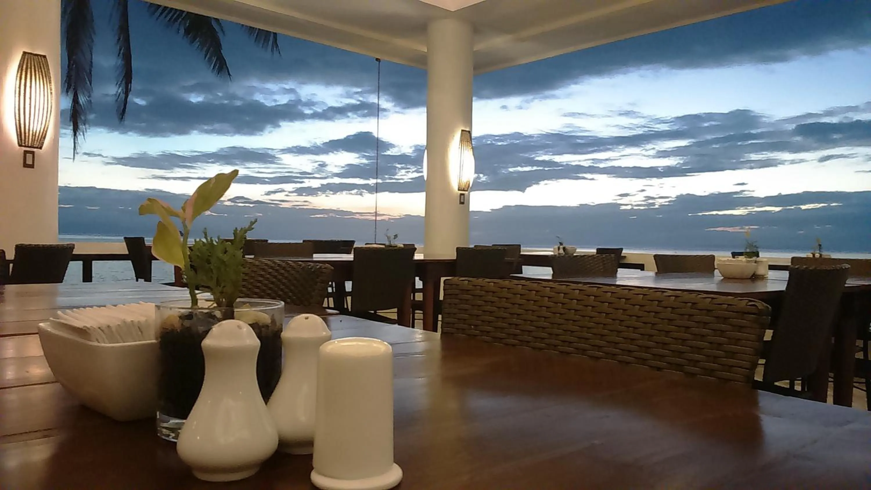 Restaurant/places to eat in Eagle Point Beach and Dive Resort