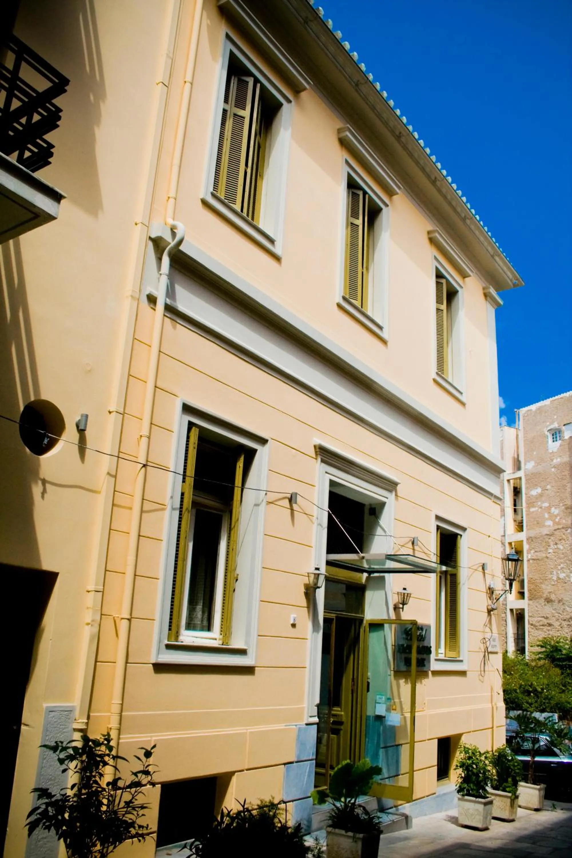 Facade/entrance in Acropolis House