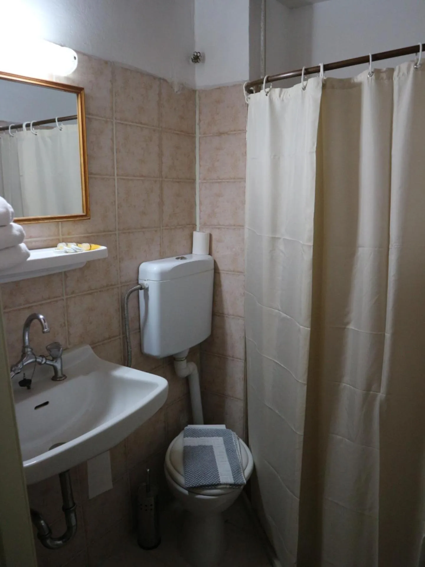 Photo of the whole room in Acropolis House