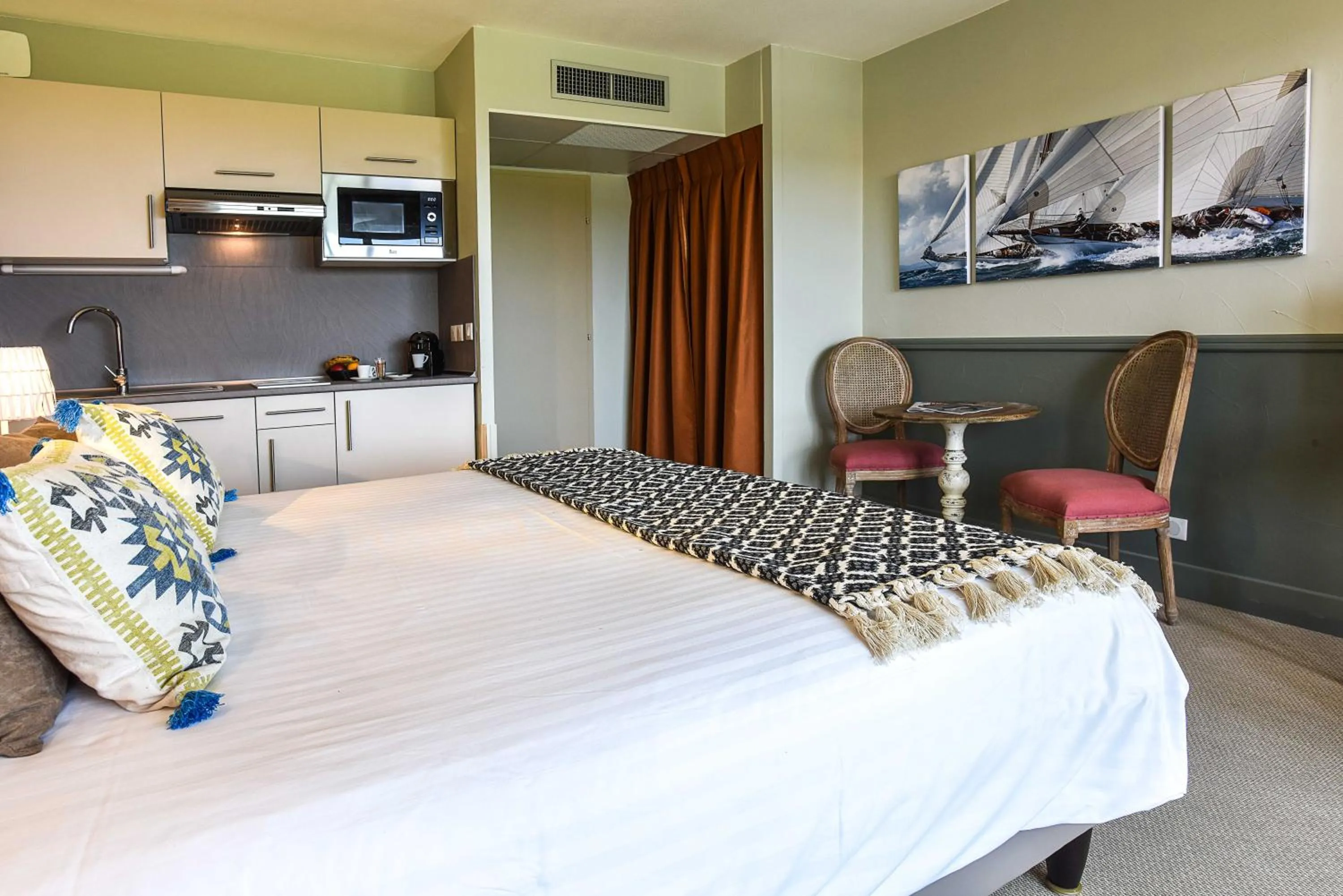 Kitchen or kitchenette in Hôtel La Réserve