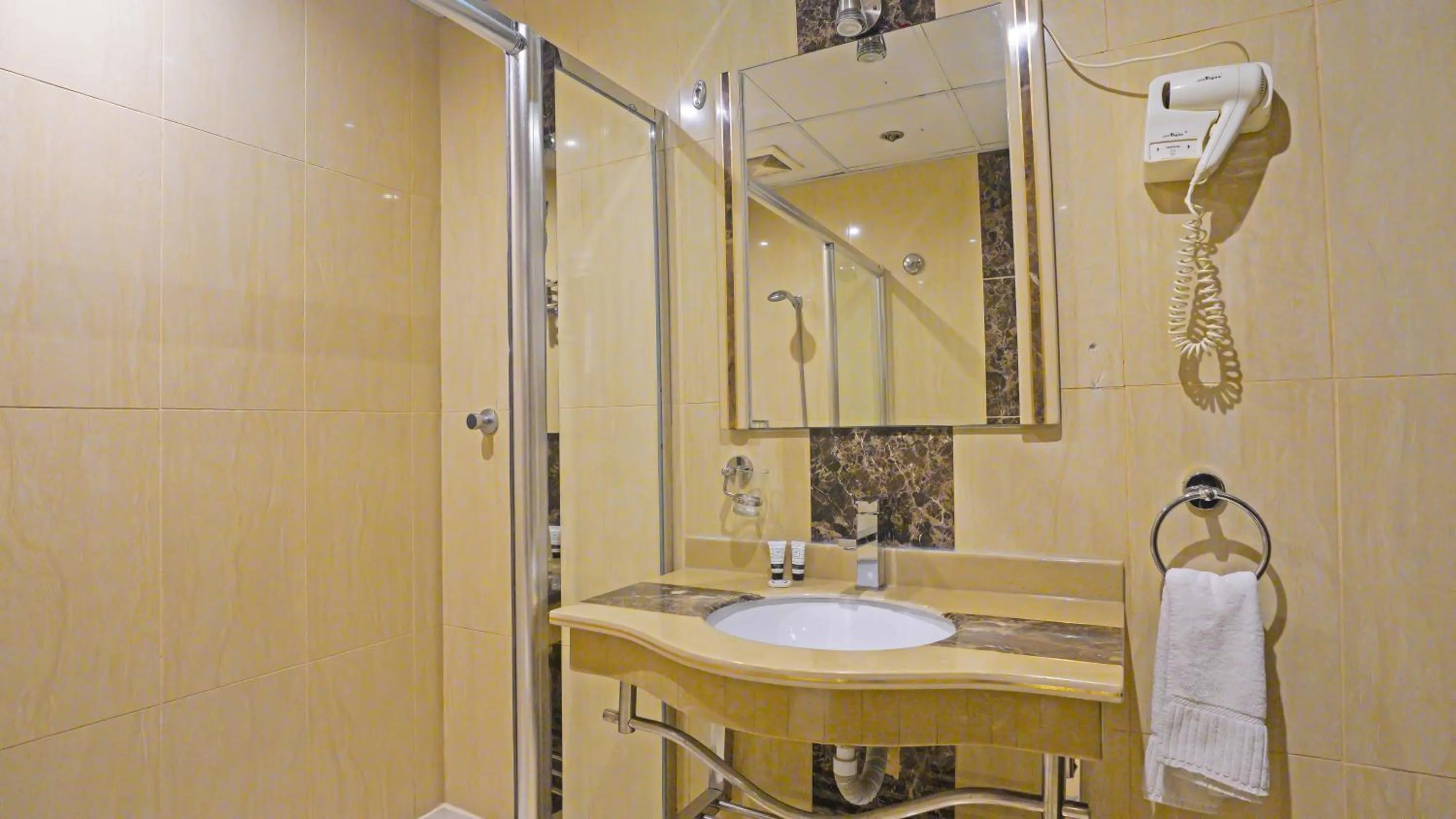 Bathroom in Garden Palace Hotel