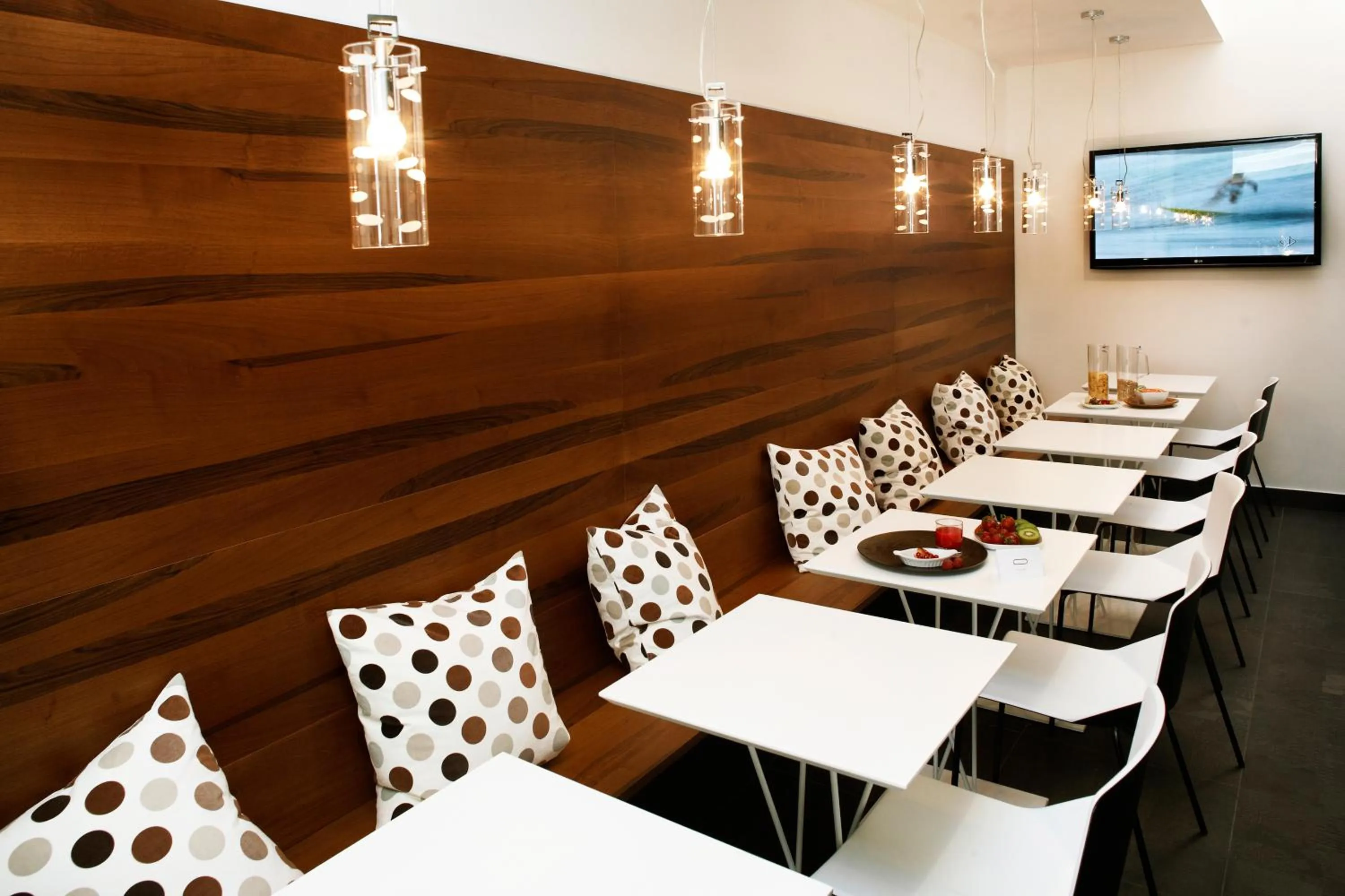 Restaurant/places to eat in Q Hotel