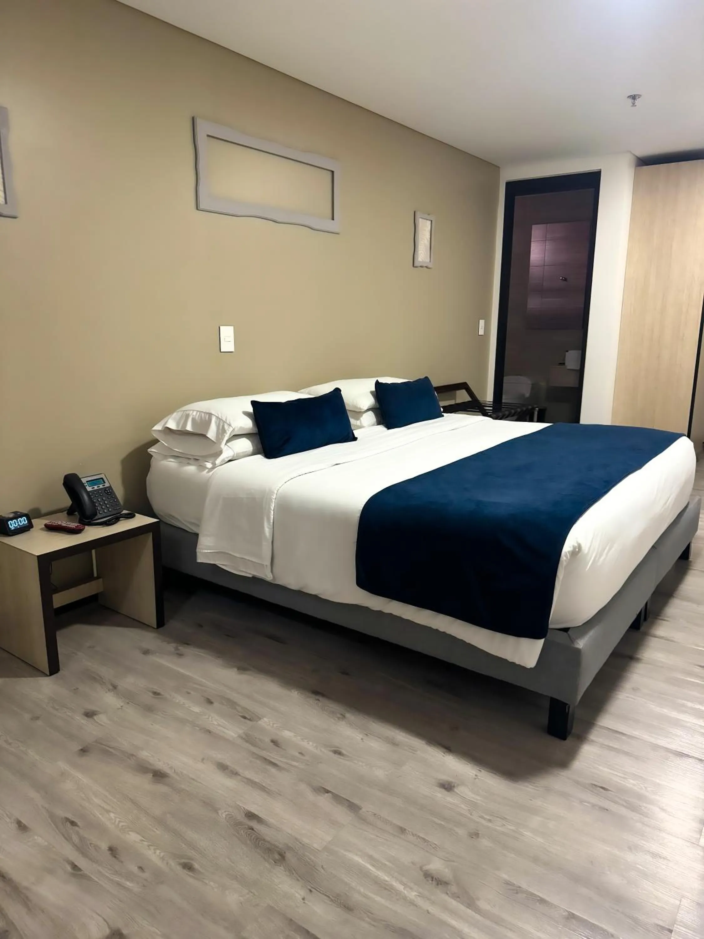 Bedroom, Bed in Hotel WLH Silver Bogota - White Lighthouse