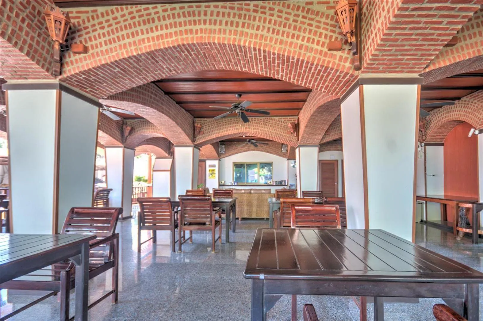 Restaurant/places to eat in Palm Beach Resort