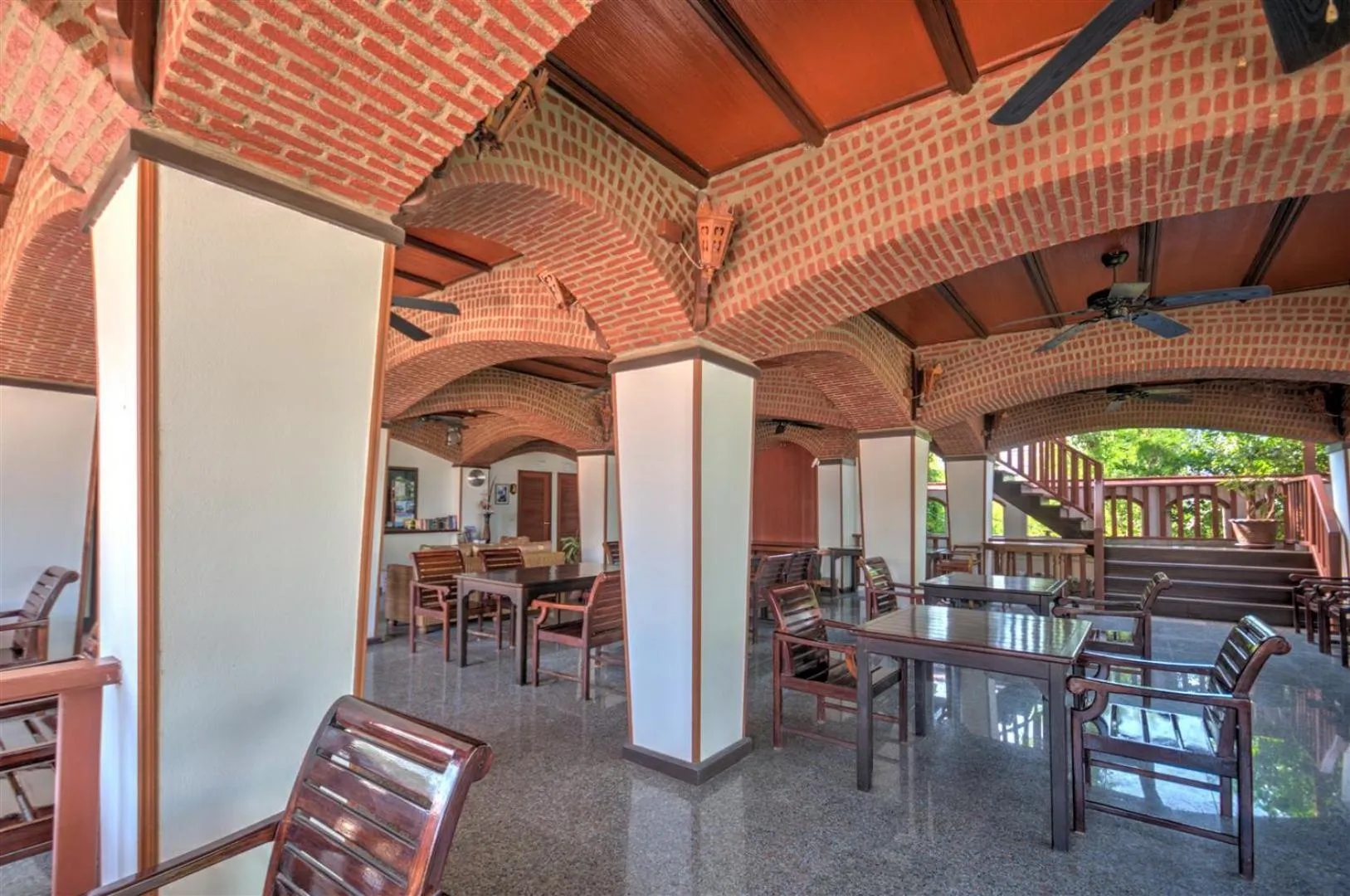 Restaurant/places to eat in Palm Beach Resort