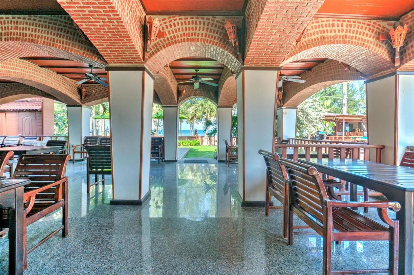 Restaurant/places to eat in Palm Beach Resort