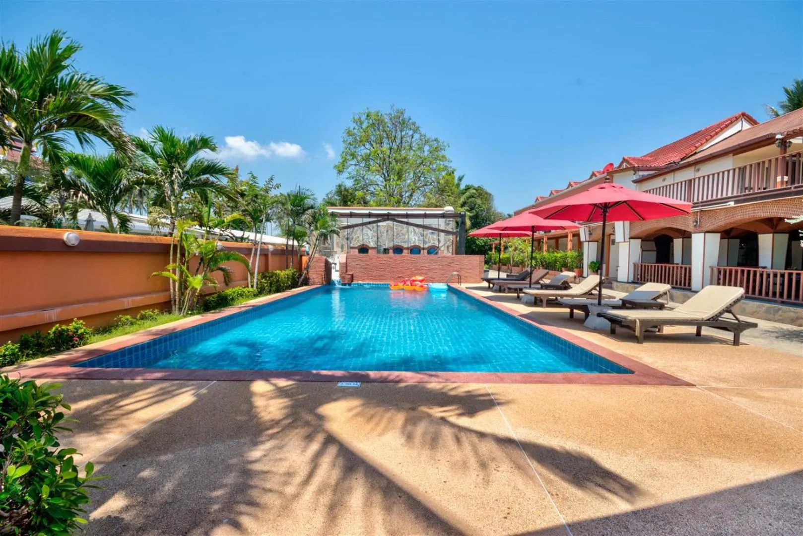Swimming pool in Palm Beach Resort