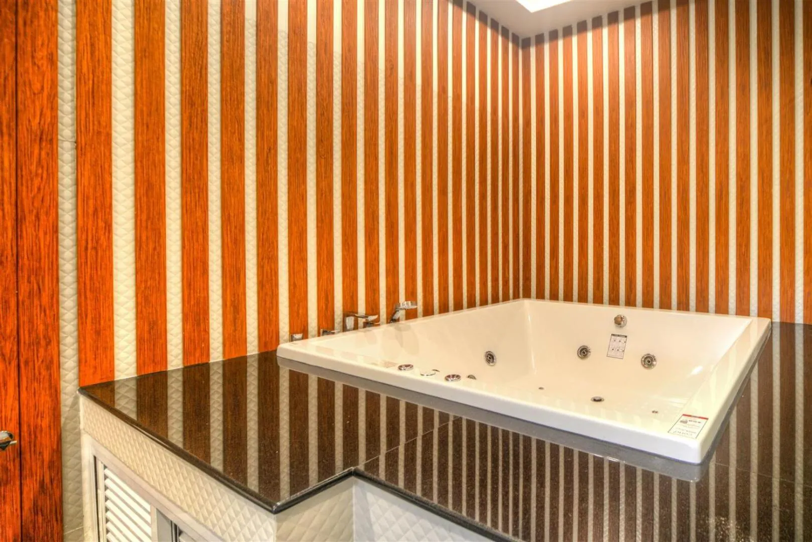 Hot Tub in Palm Beach Resort