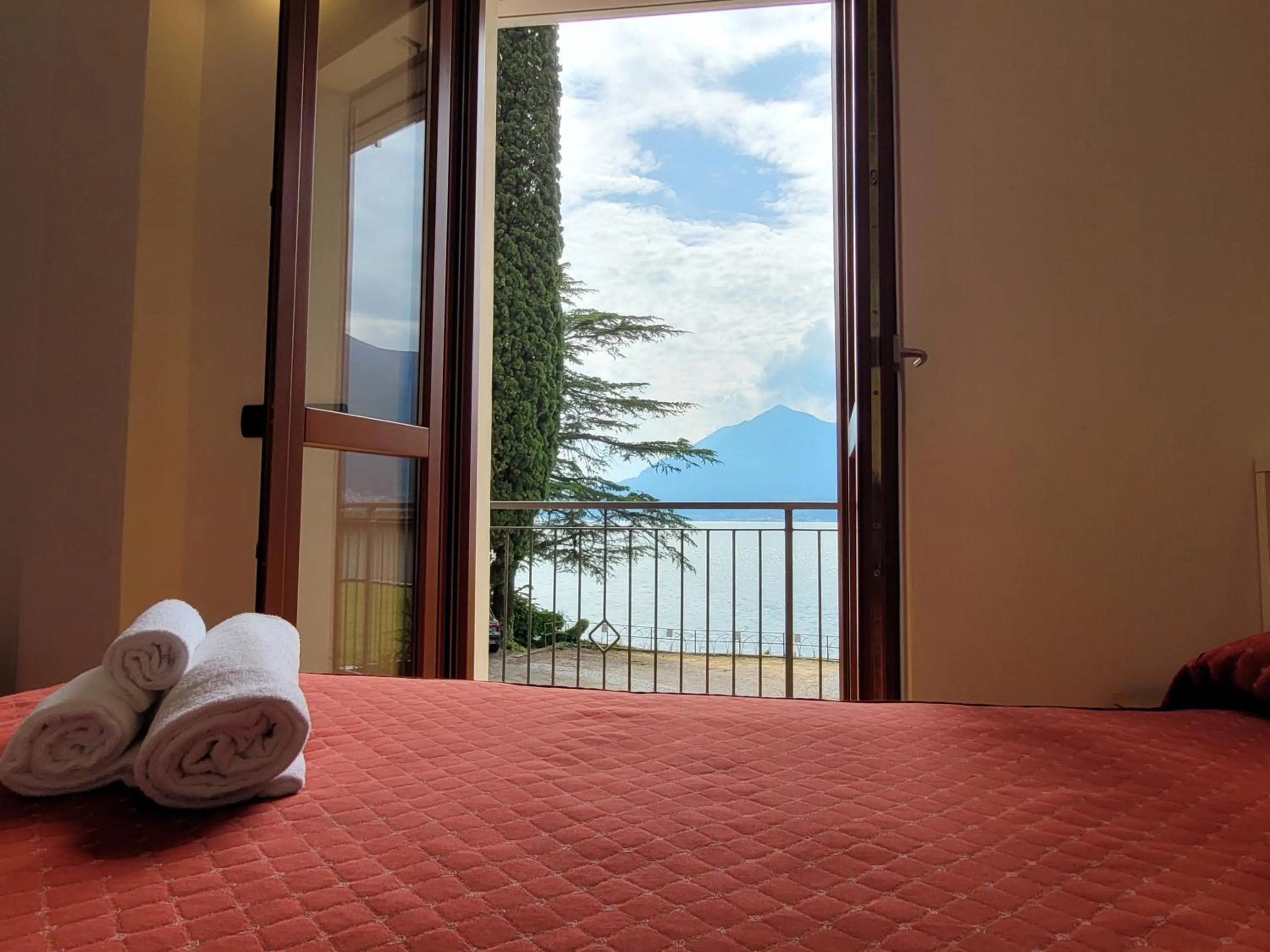 View (from property/room), Bed in Hotel Meridiana