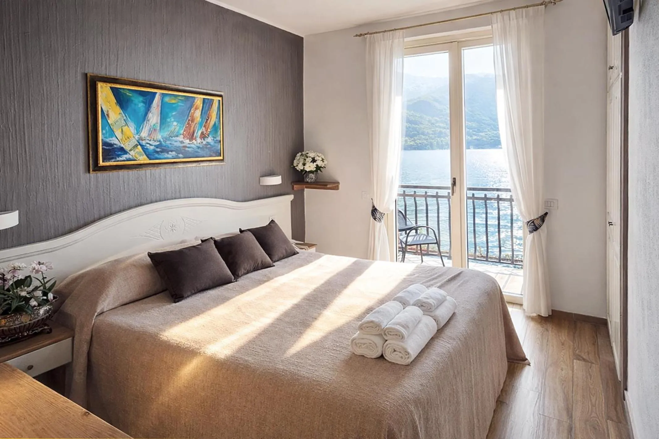 View (from property/room), Bed in Hotel Meridiana