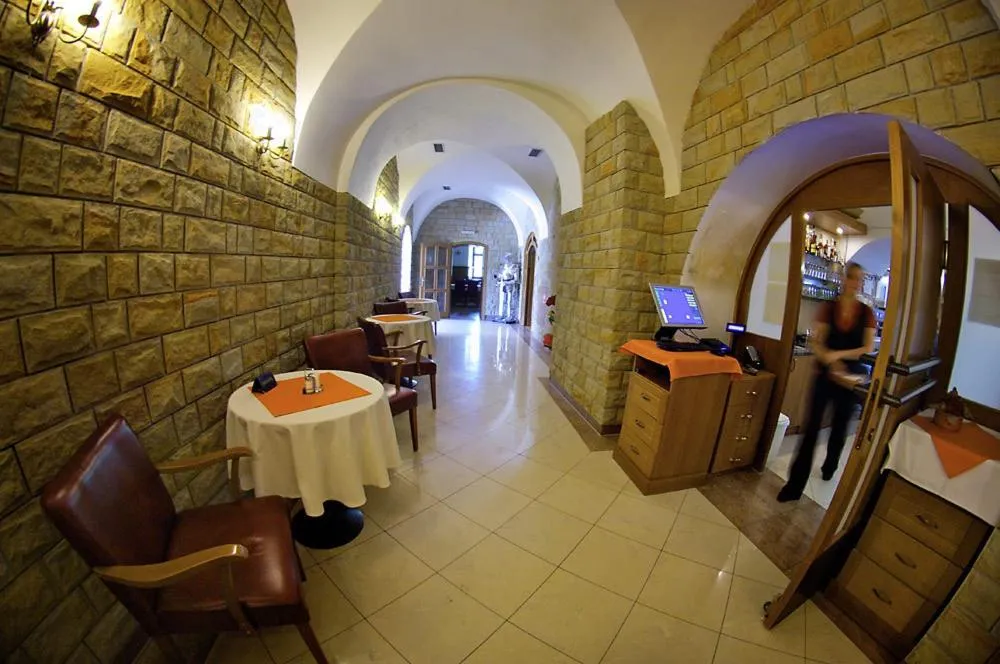 Restaurant/places to eat in Kastiel Lucivna