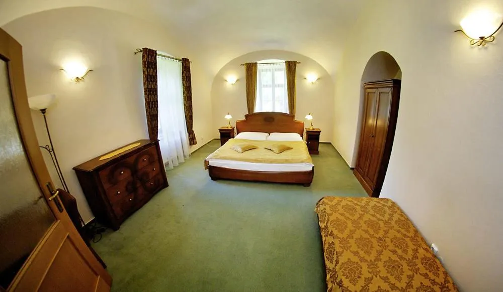 Photo of the whole room, Bed in Kastiel Lucivna
