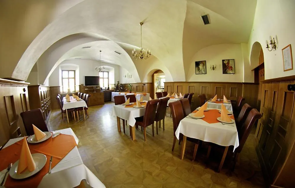 Restaurant/places to eat in Kastiel Lucivna