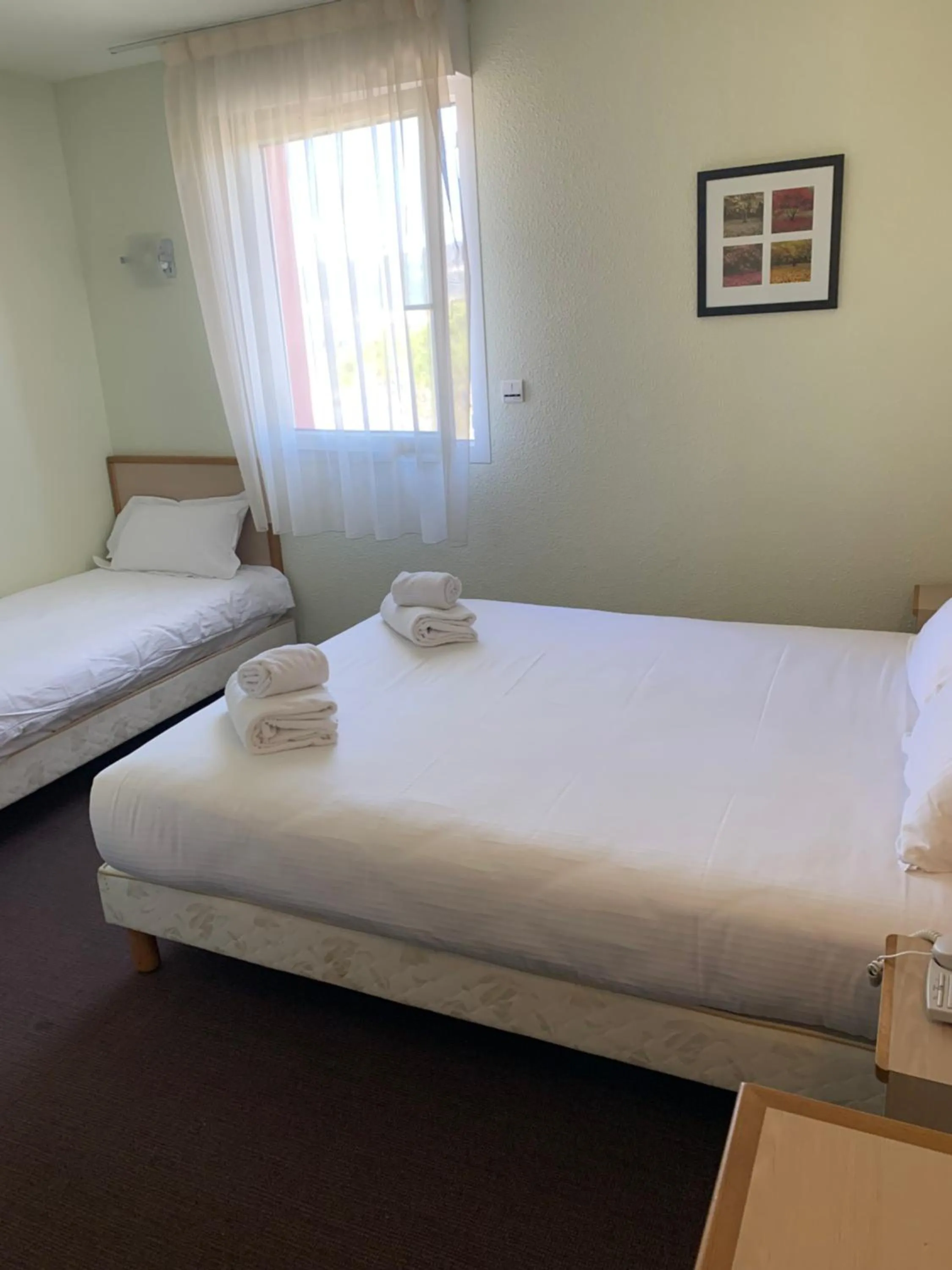 Parking, Bed in Hotel Restaurant Les Chataigniers