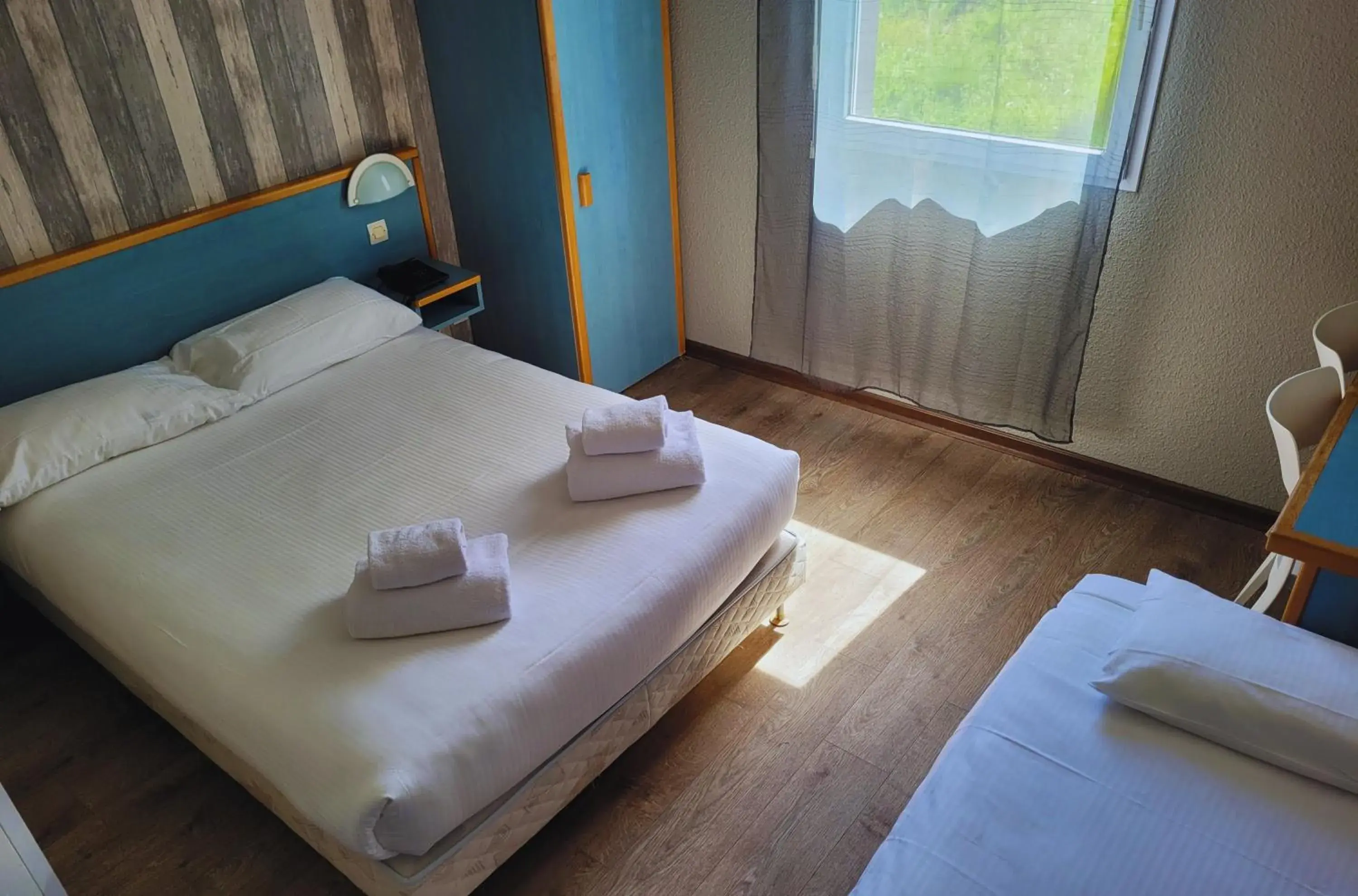 Classic Twin Room in Hotel Restaurant Les Chataigniers Classic Twin Room in Hotel Restaurant Les Chataigniers