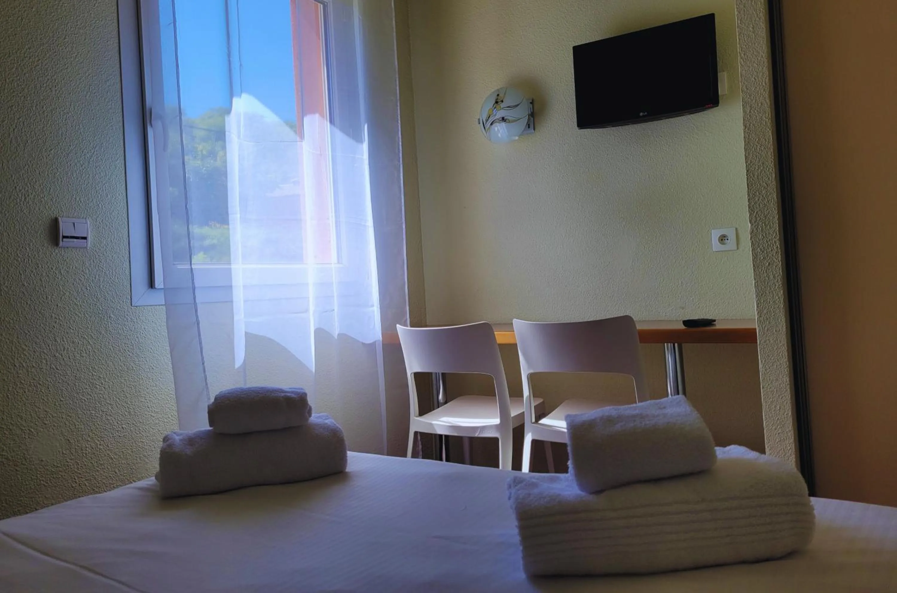 Bedroom, Bed in Hotel Restaurant Les Chataigniers