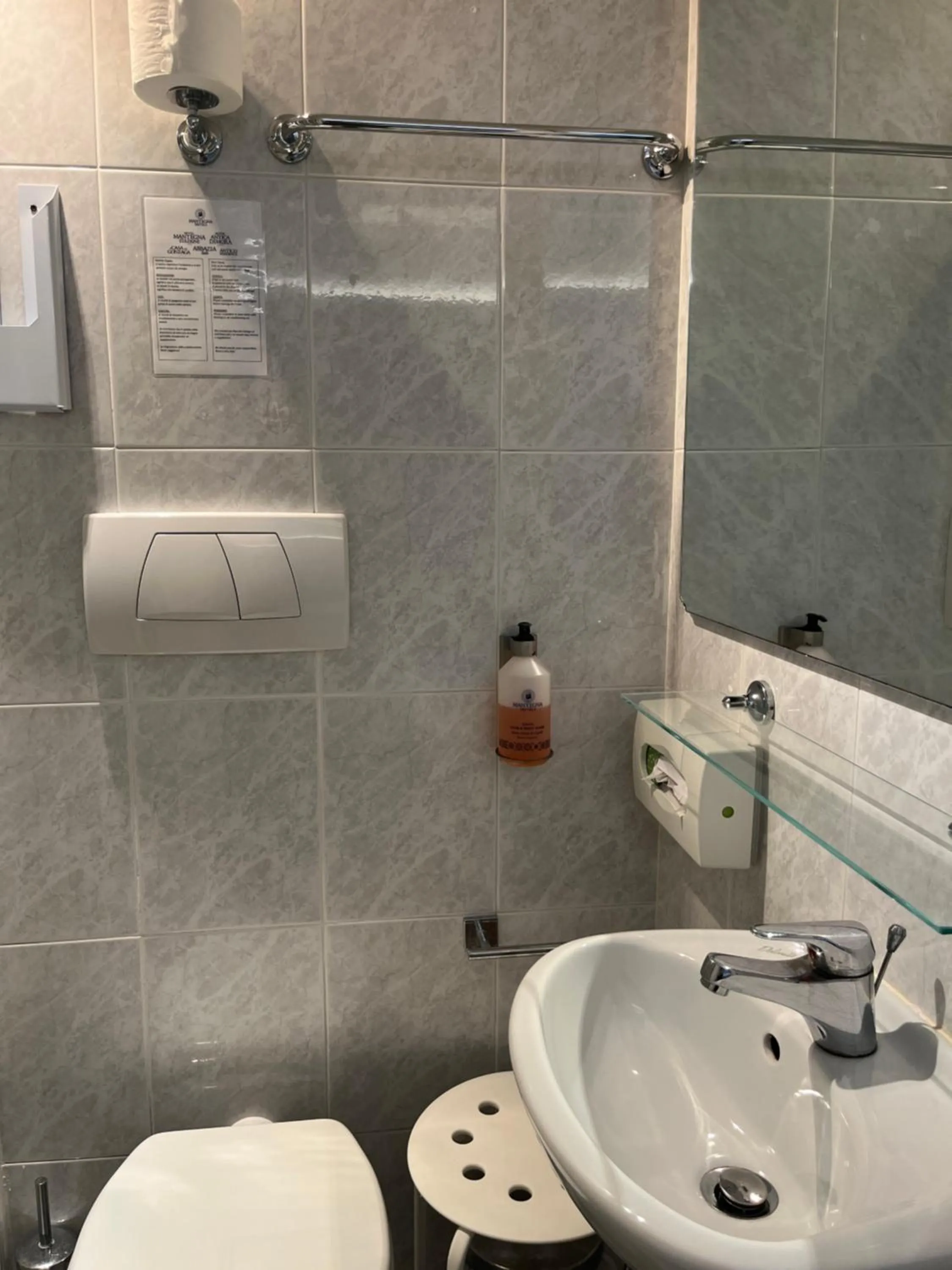 Bathroom in Abbazia Bed & Breakfast, MantegnaHotels