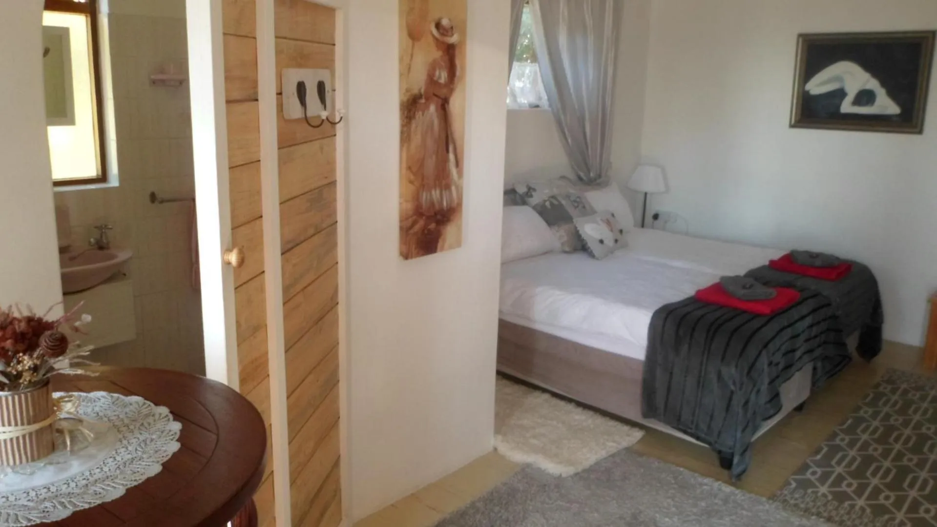 Shower, Bed in After8 B&B