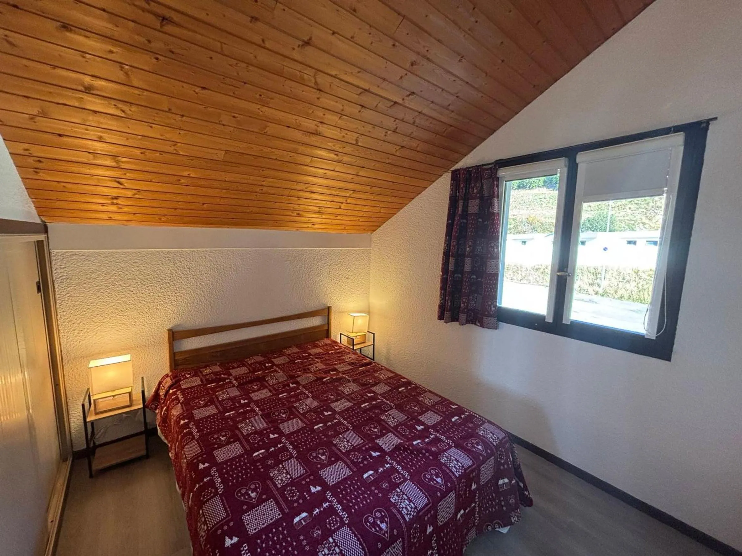 Bed in Duplex aux Saisies - 6 pers, Animaux admis, Vue pistes - FR-1-293-80