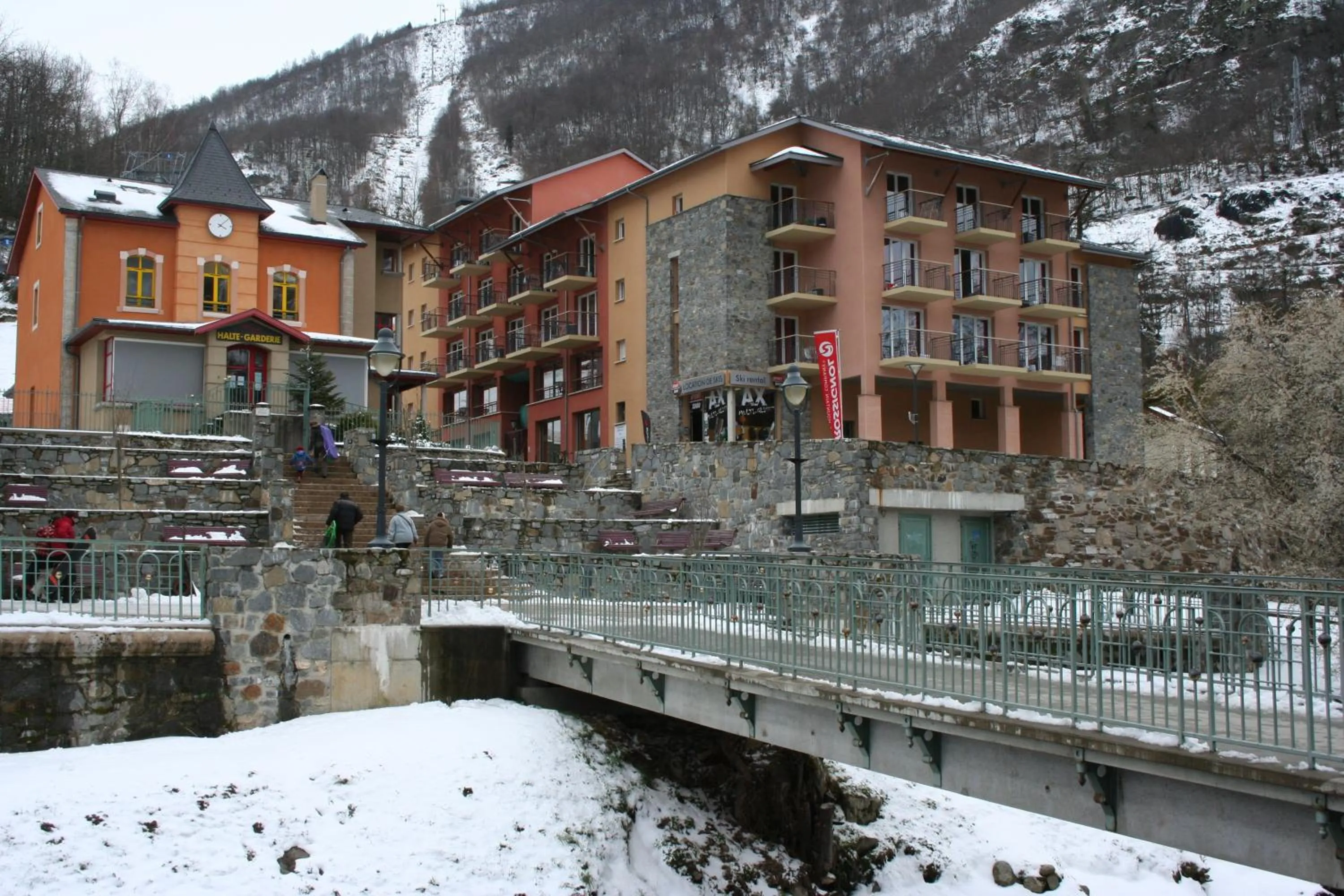 Facade/entrance in Résidence Néméa Les Grands Ax