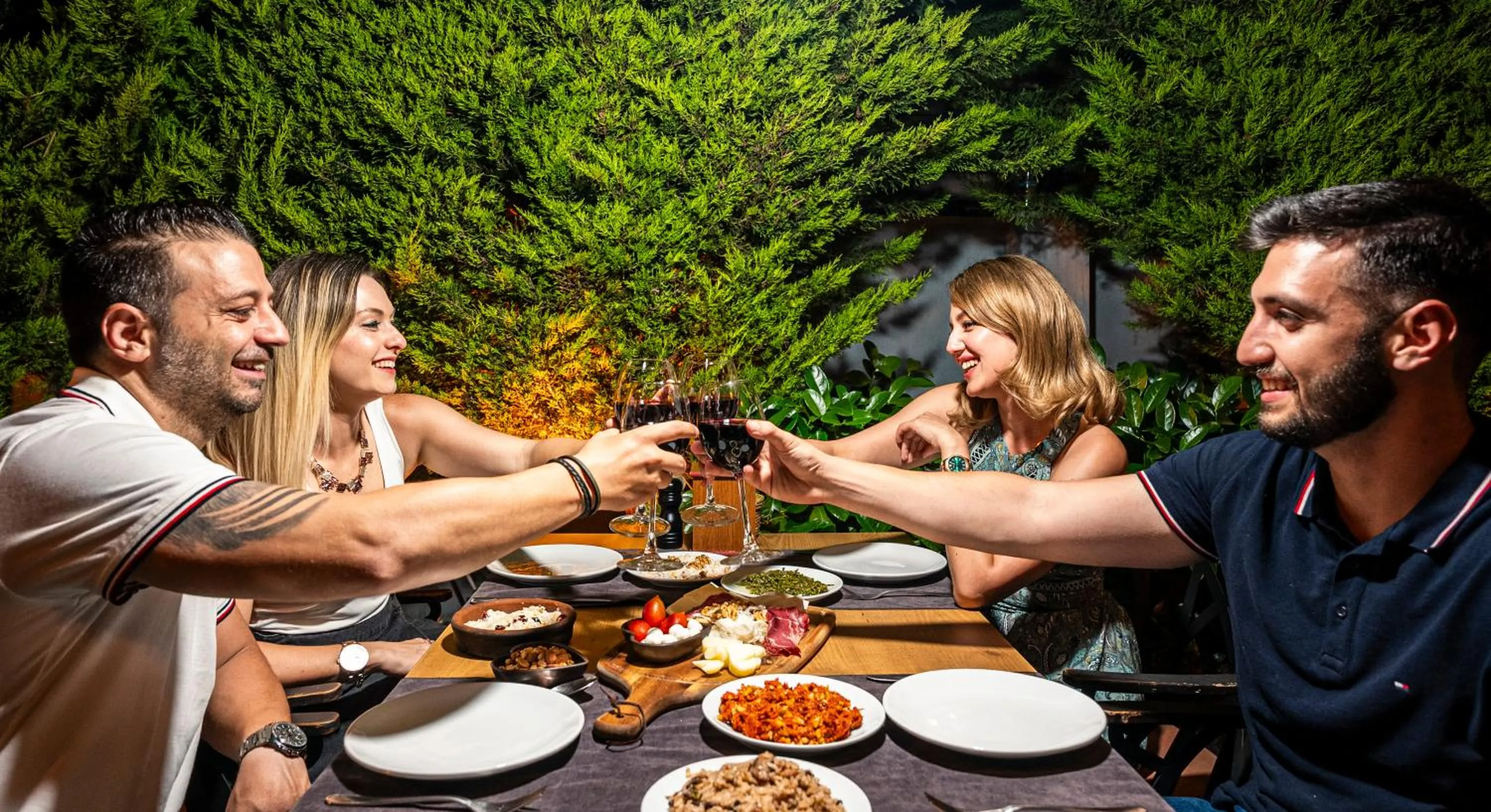 Restaurant/places to eat in HMA Hotel & Suites