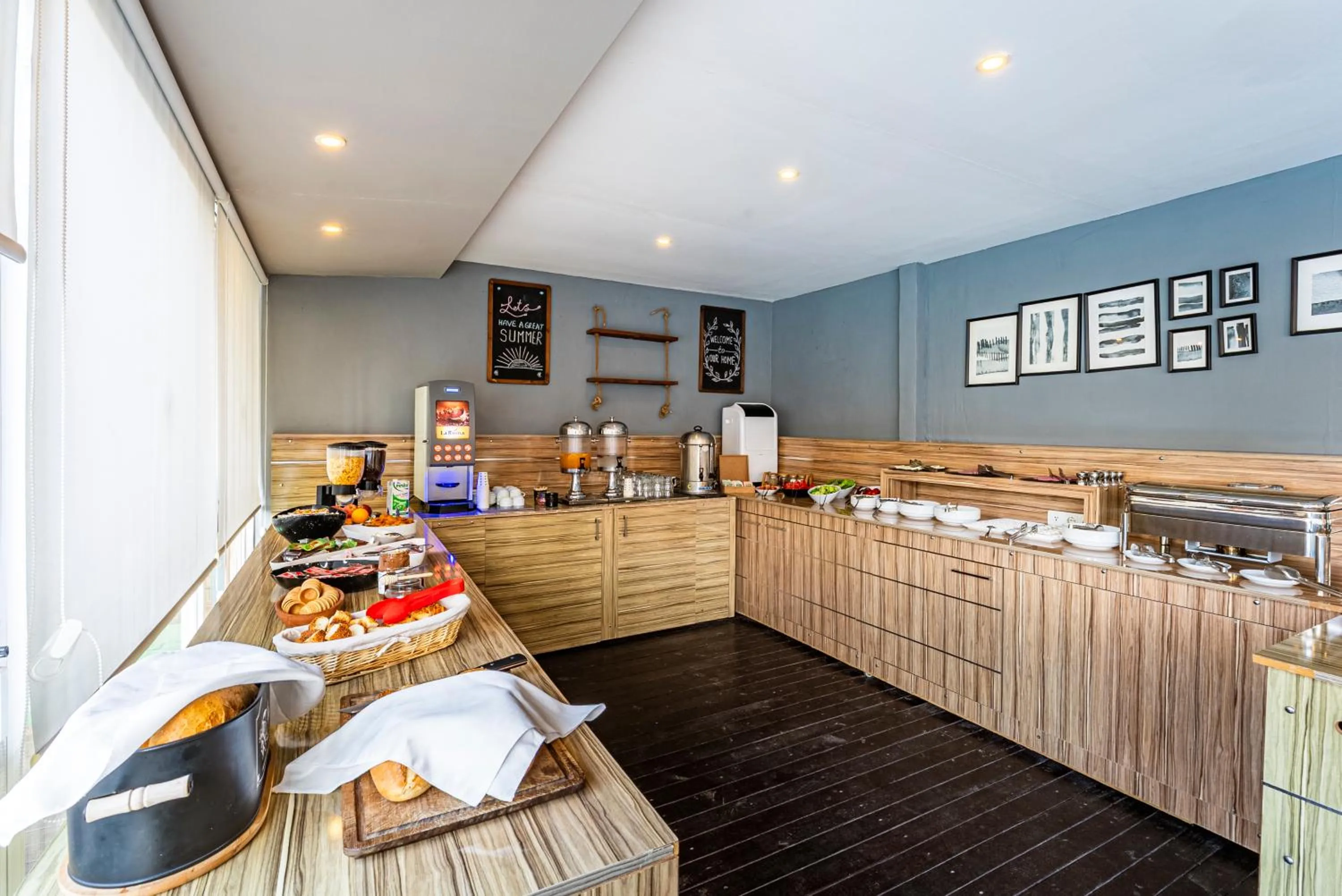 Coffee/tea facilities in HMA Hotel & Suites