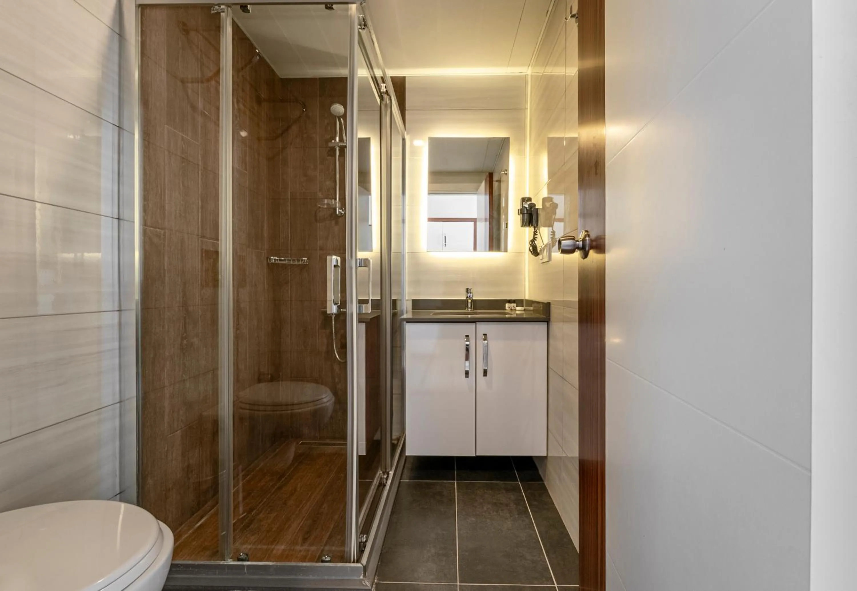 Shower in HMA Hotel & Suites