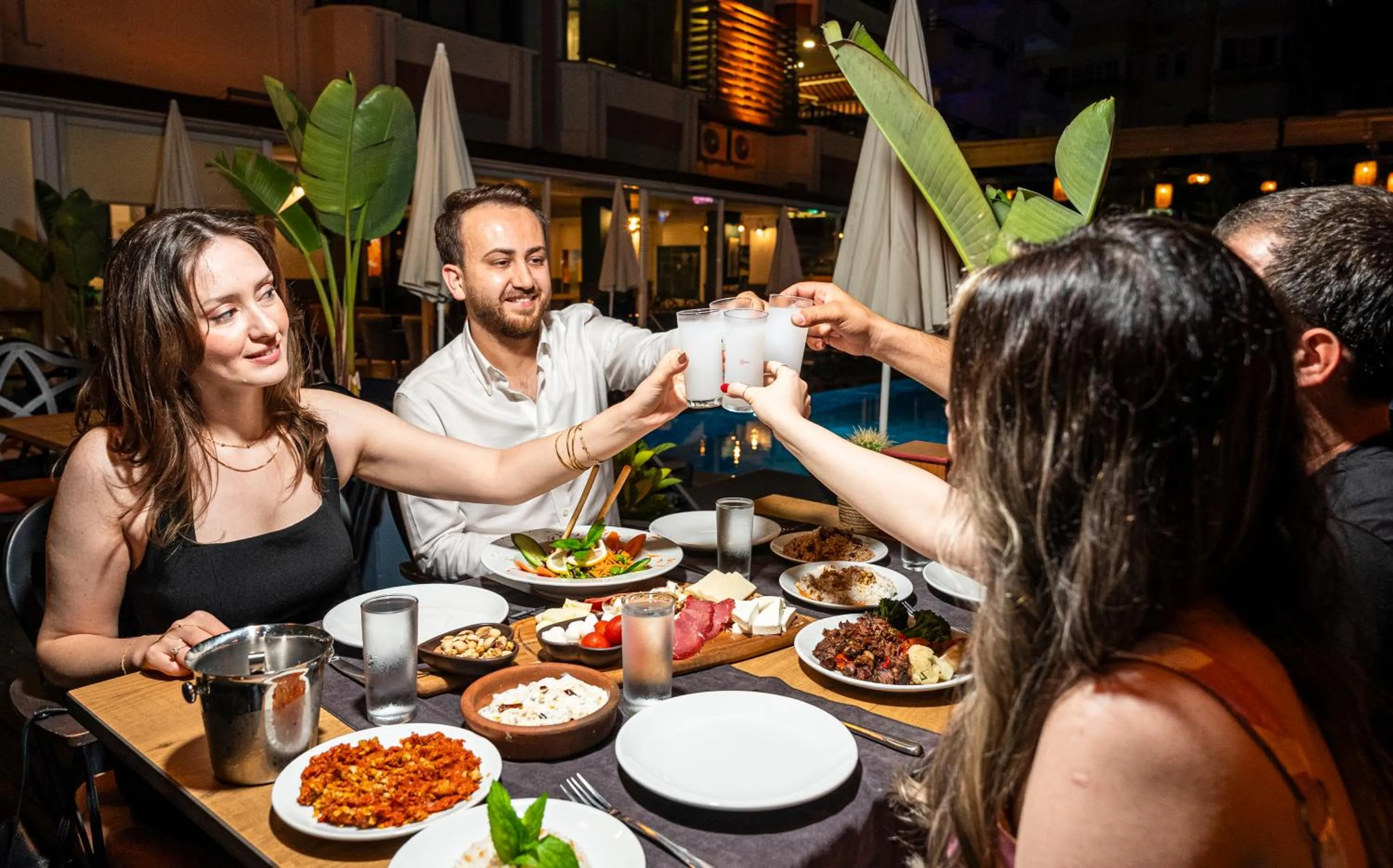 Restaurant/places to eat in HMA Hotel & Suites