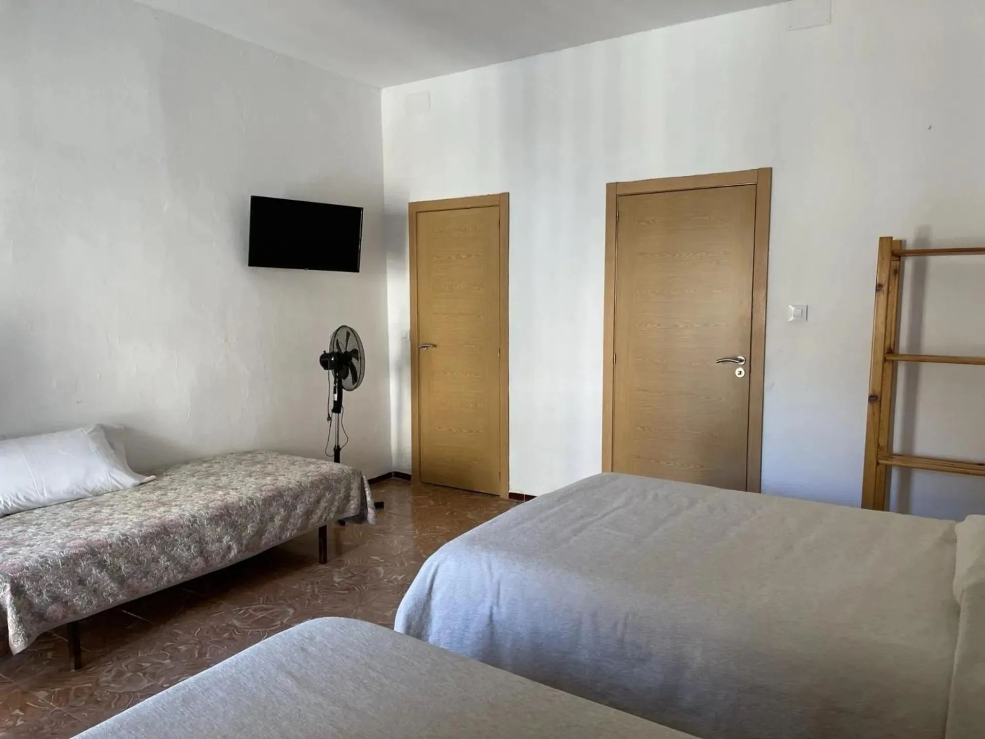 Photo of the whole room, Bed in Fonda Joan