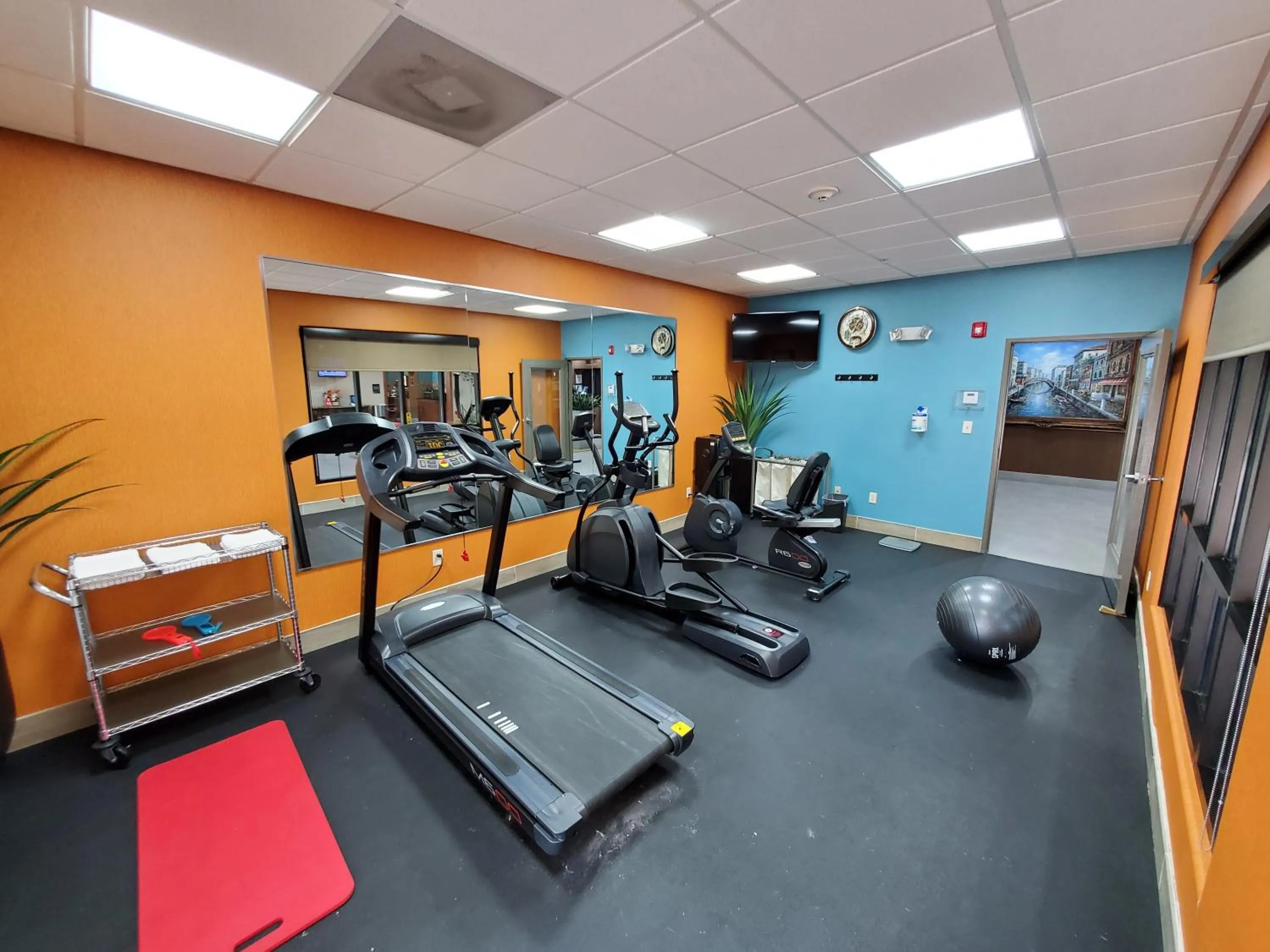 Fitness centre/facilities in Days Inn & Suites by Wyndham San Antonio near Frost Bank Center